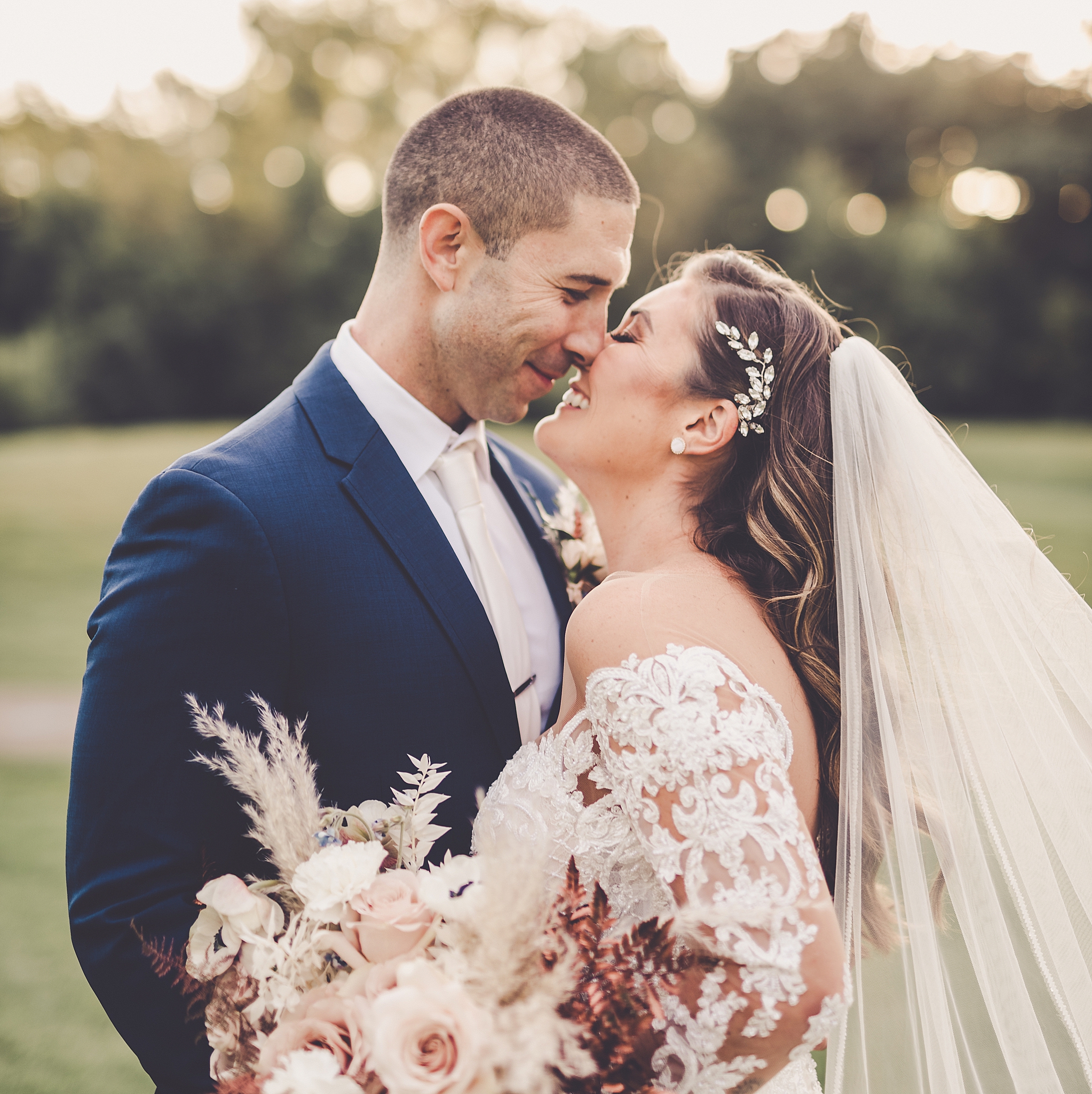 Romantic boho Eaglewood Resort & Spa wedding in Itasca, Illinois with Chicagoland wedding photographer Kara Evans Photographer.