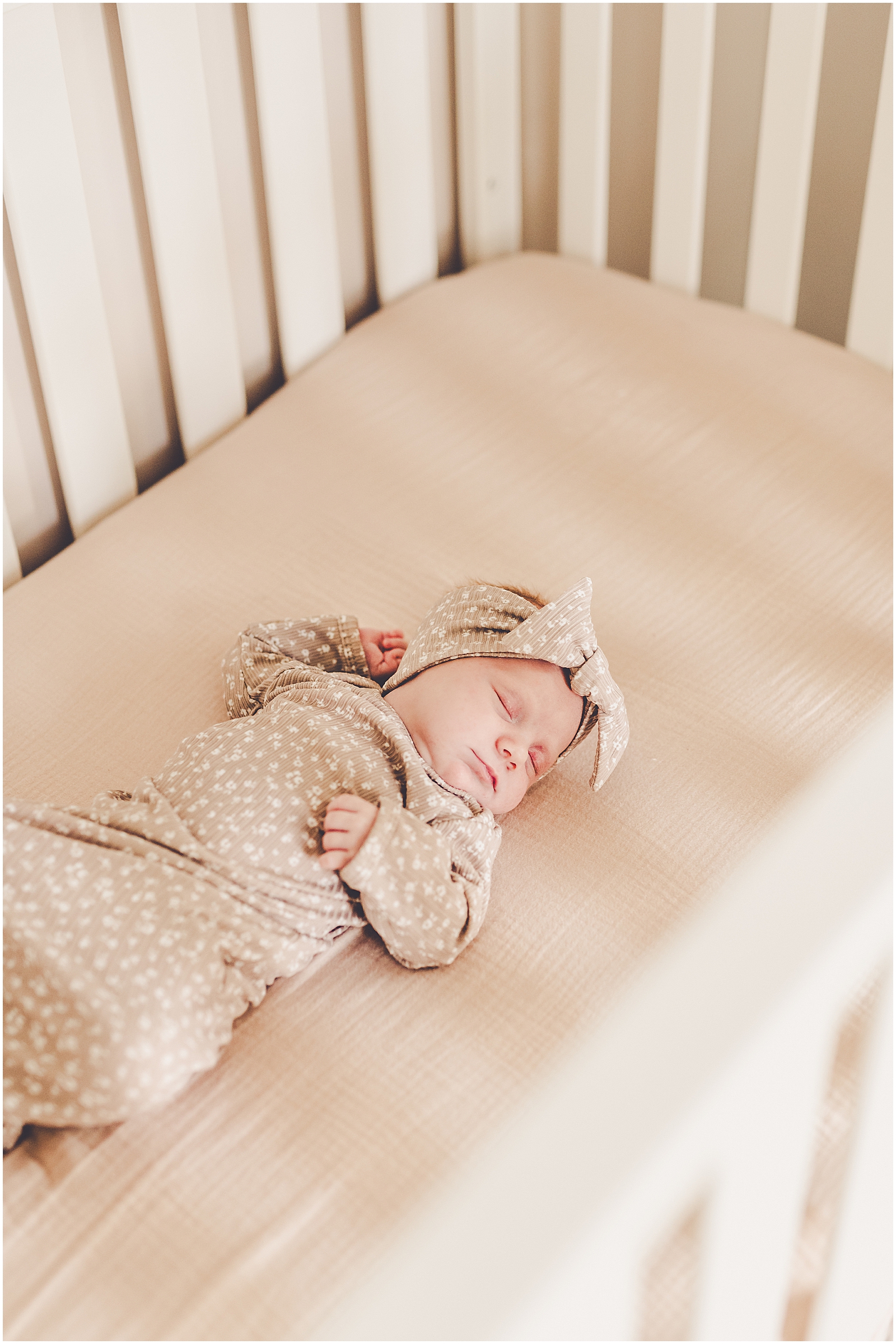 In-home lifestyle newborn session for the Miller family with Bourbonnais and Kankakee County family photographer Kara Evans Photographer.