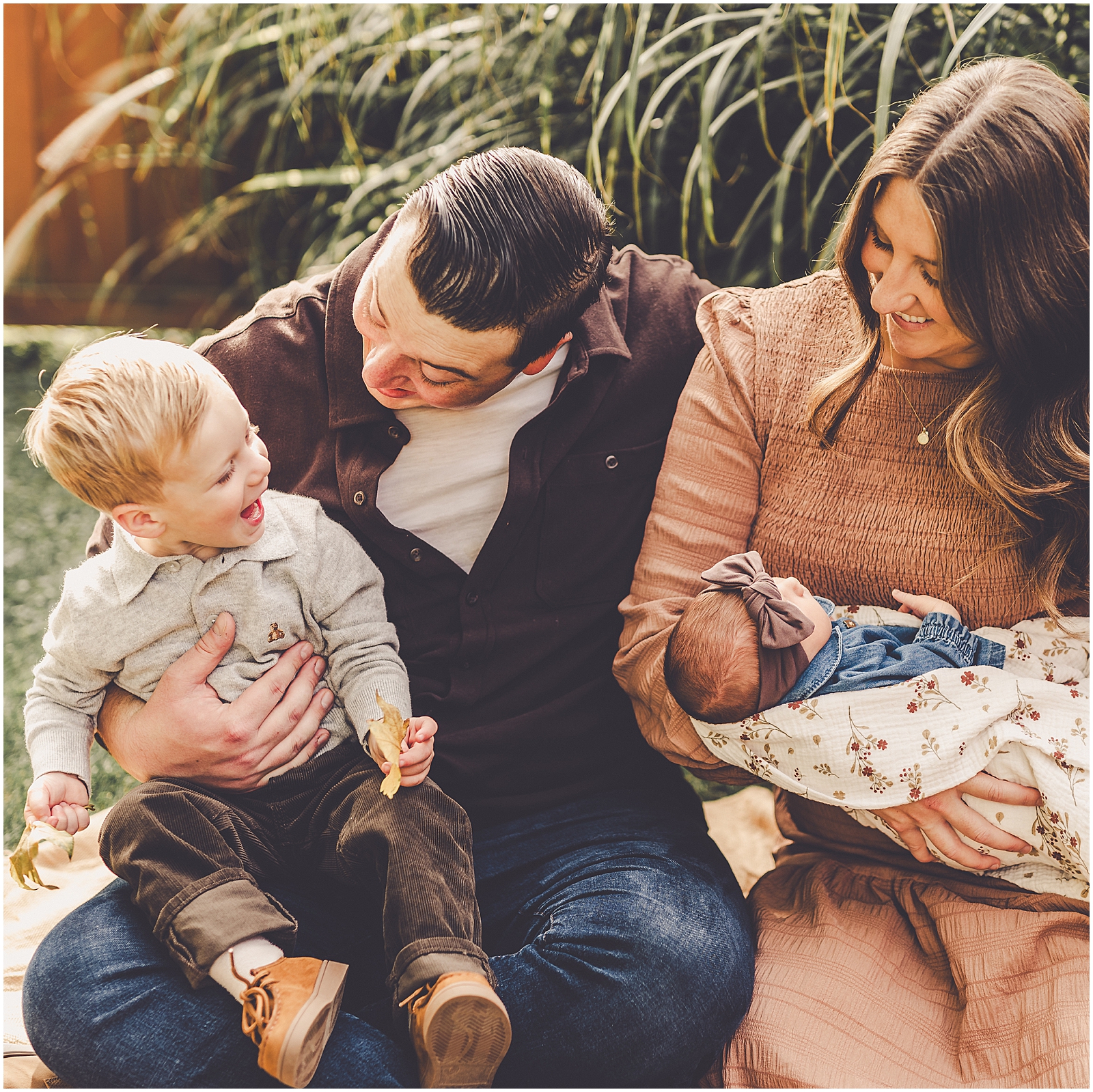 Fall backyard lifestyle newborn photographer with Iroquois & Kankakee County family photographer Kara Evans Photographer.