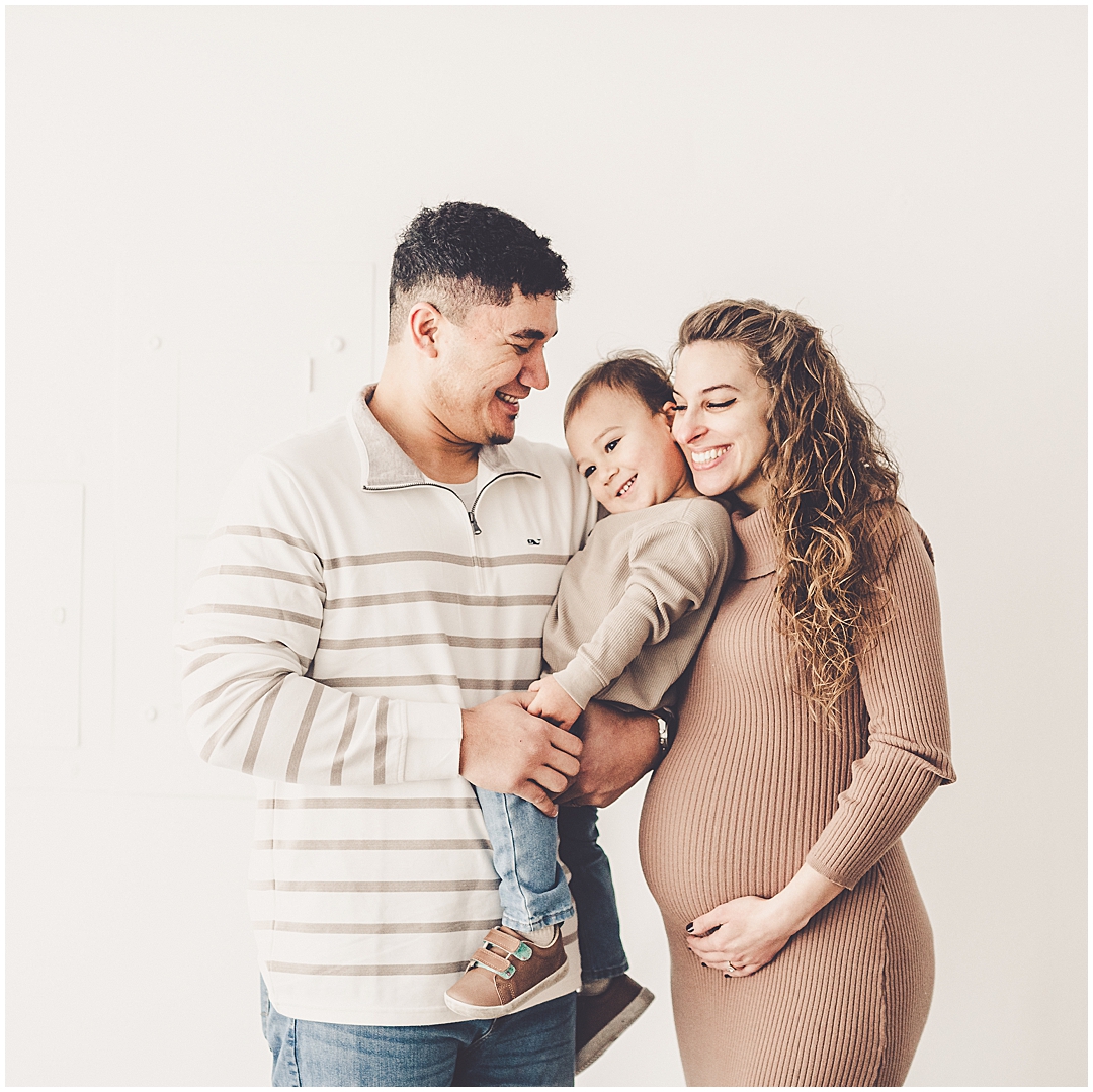 Studio maternity photographer in Kankakee, Illinois – Kara Evans Photographer is a family photographer located in Downtown Kankakee.