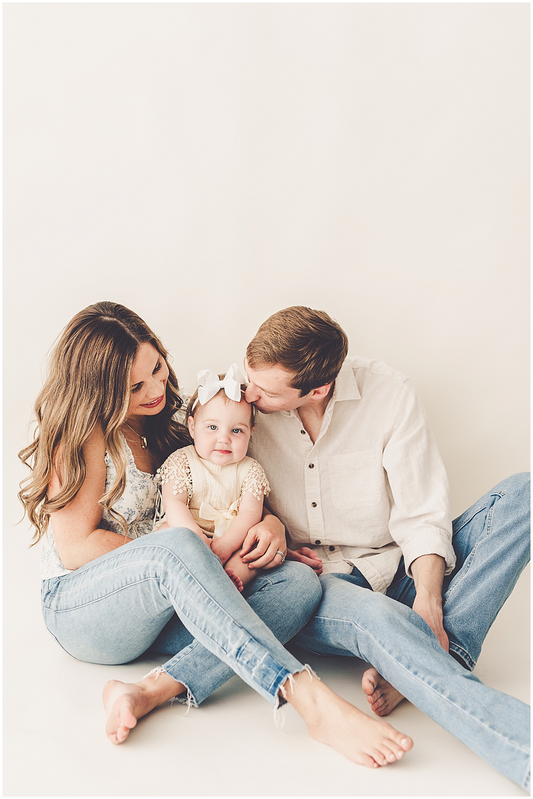 Kankakee one-year milestone photographer – Kara Evans Photographer is a family photographer based in Kankakee, Illinois.