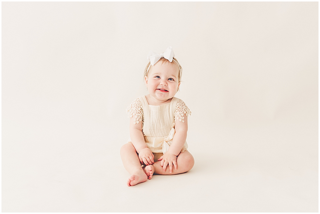 Kankakee one-year milestone photographer – Kara Evans Photographer is a family photographer based in Kankakee, Illinois.