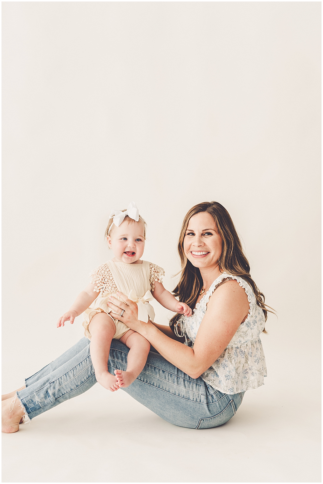 Kankakee one-year milestone photographer – Kara Evans Photographer is a family photographer based in Kankakee, Illinois.