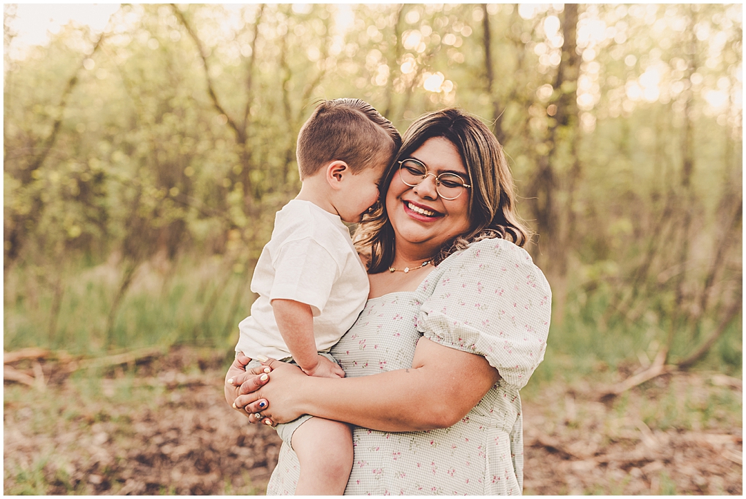 Spring mommy & me photos in Kankakee with Kara Evans Photographer – Kara Evans is a family photographer based in Kankakee, Illinois.