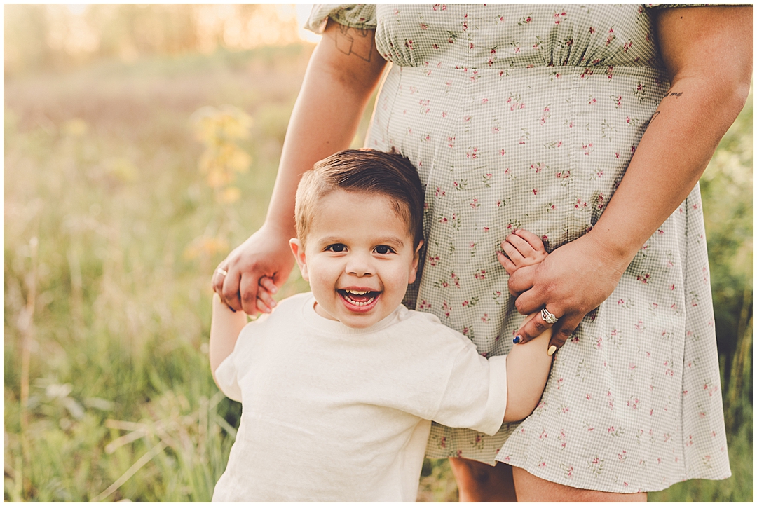 Spring mommy & me photos in Kankakee with Kara Evans Photographer – Kara Evans is a family photographer based in Kankakee, Illinois.