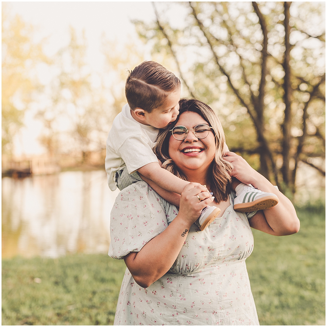 Spring mommy & me photos in Kankakee with Kara Evans Photographer – Kara Evans is a family photographer based in Kankakee, Illinois.
