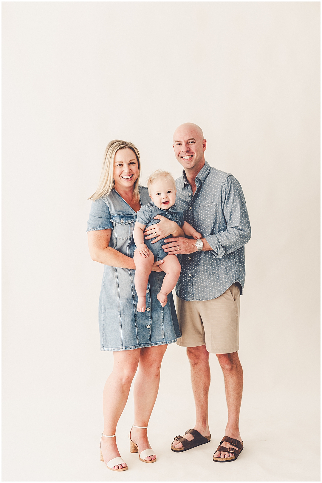Studio family photographer in Kankakee – Kara Evans Photographer is a family photographer based in Kankakee, Illinois.