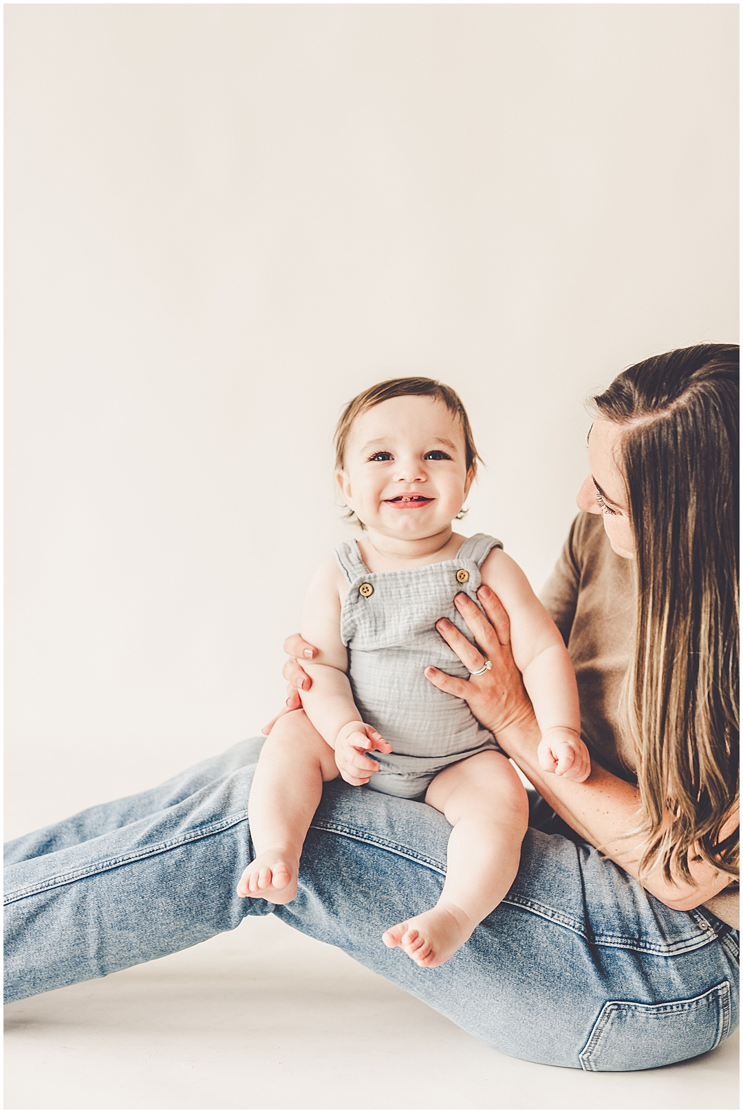 One-year studio milestone photos in Kankakee – Kara Evans Photographer is a family photographer based in Kankakee, Illinois.