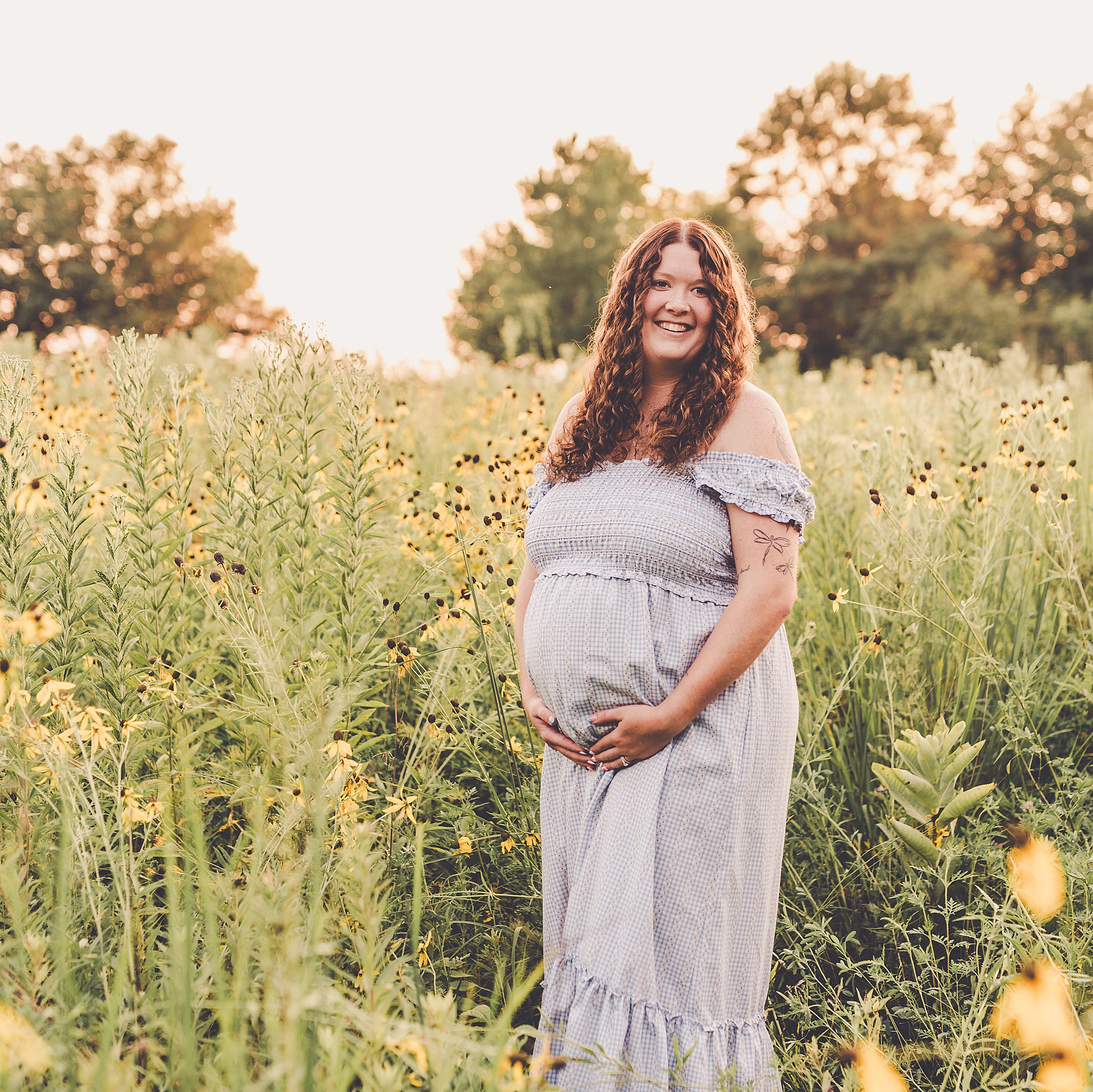 Summer maternity photos at Perry Farm in Bourbonnais with Kankakee & Iroquois County family photographer Kara Evans Photographer.