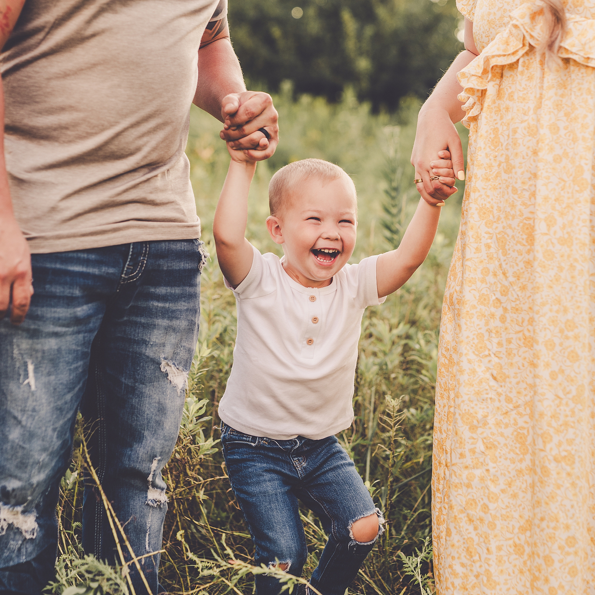 Summer family photos at Perry Farm with the Spry family – Kara Evans Photographer is a Kankakee and Iroquois County family photographer.