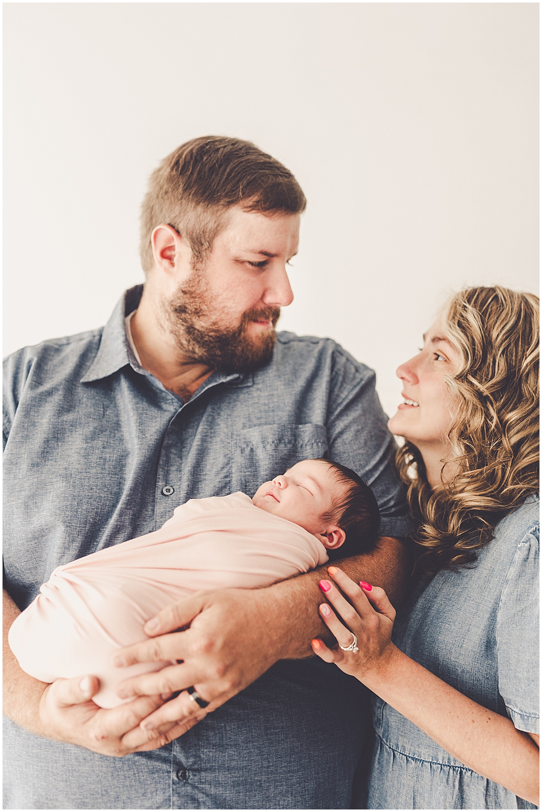 Kankakee newborn photographer – Kara Evans Photographer is an Iroquois County and Kankakee County family and newborn photographer.