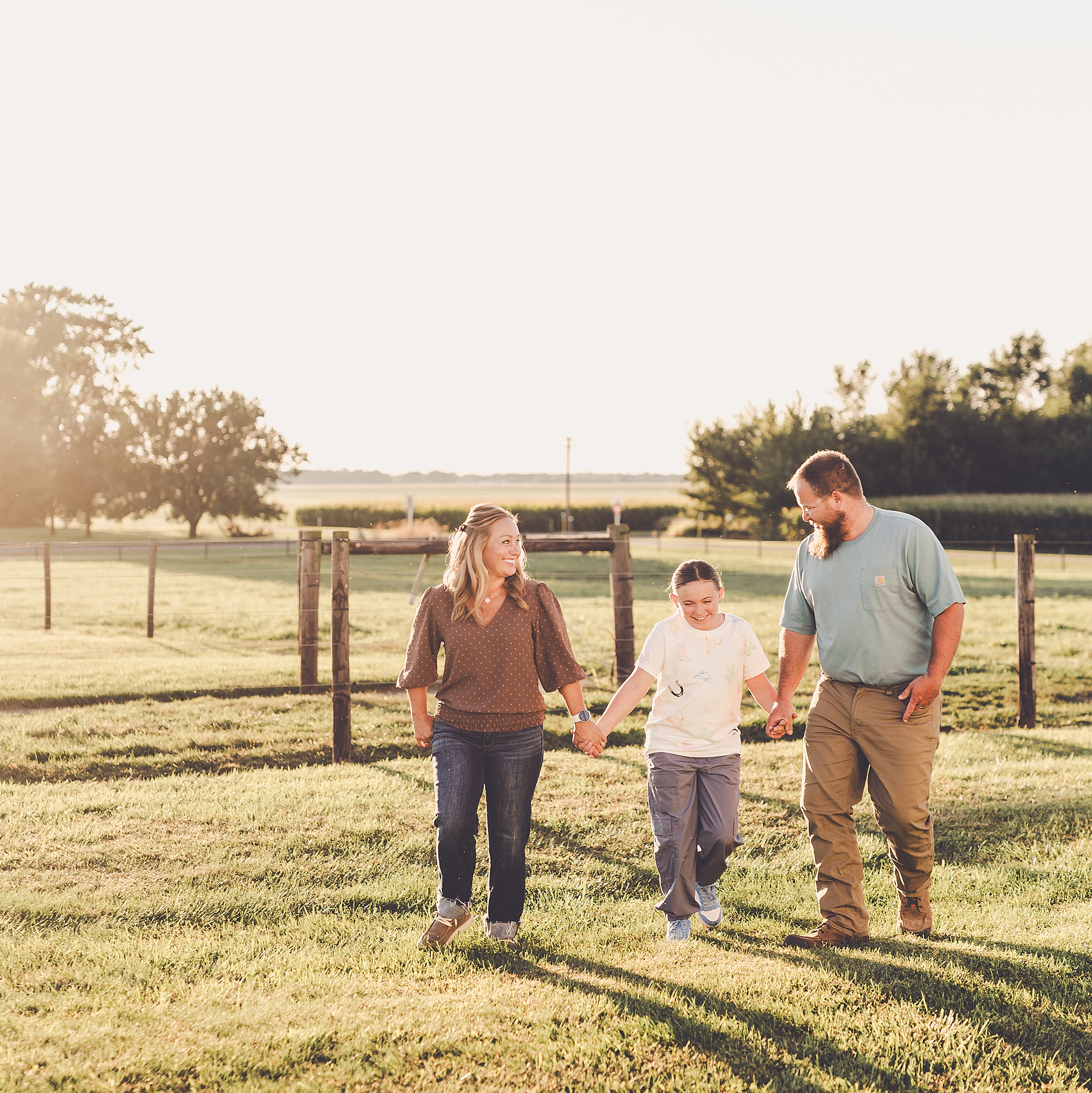 Iroquois County family photographer – Kara Evans Photographer is a Central Illinois family photographer serving Kankakee and Iroquois County.