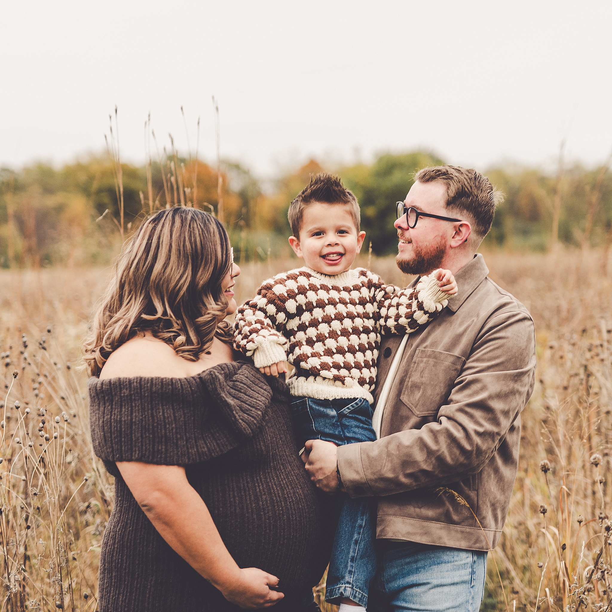 Fall maternity photos in Bourbonnais with Iroquois and Kankakee County family photographer Kara Evans Photographer