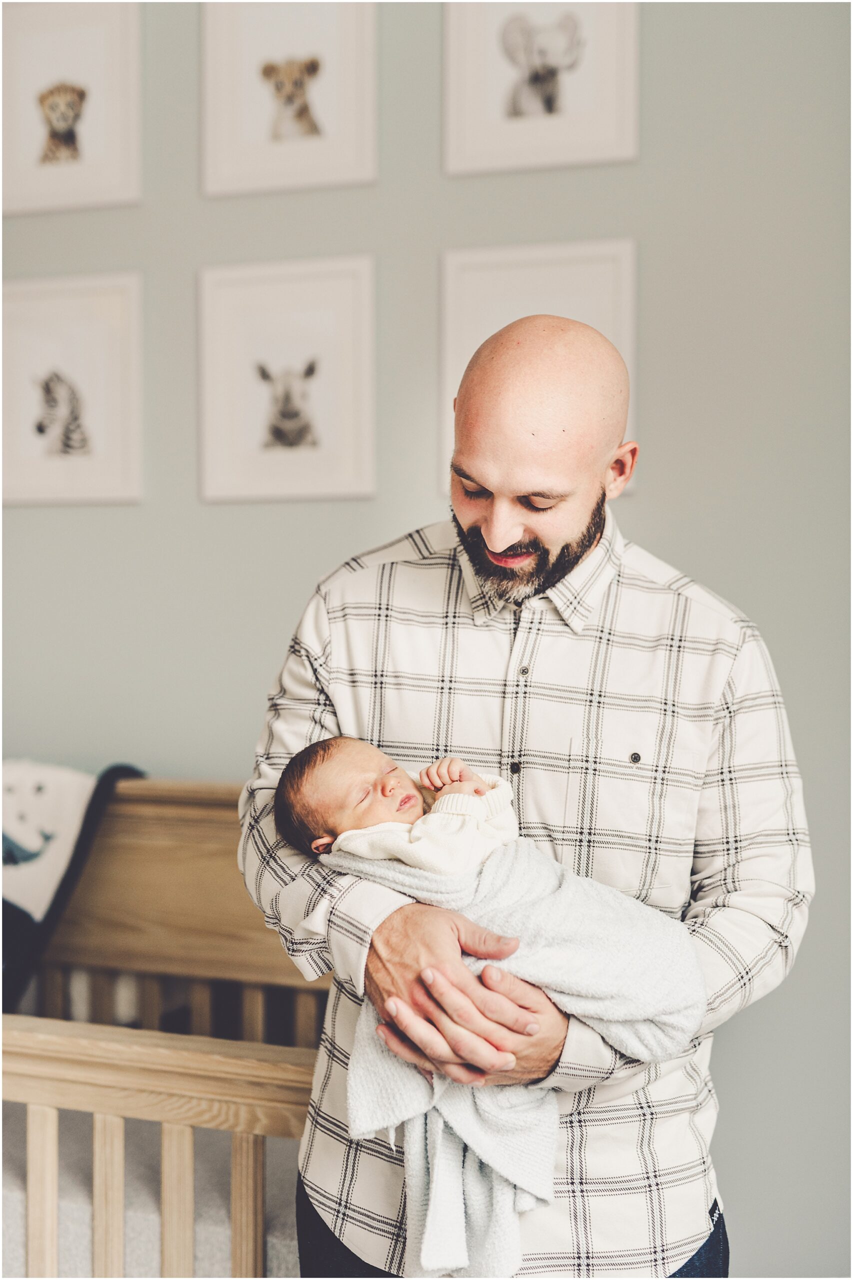 Lifestyle newborn photos in Chicago, Illinois with Kankakee County family and newborn photographer Kara Evans Photographer.