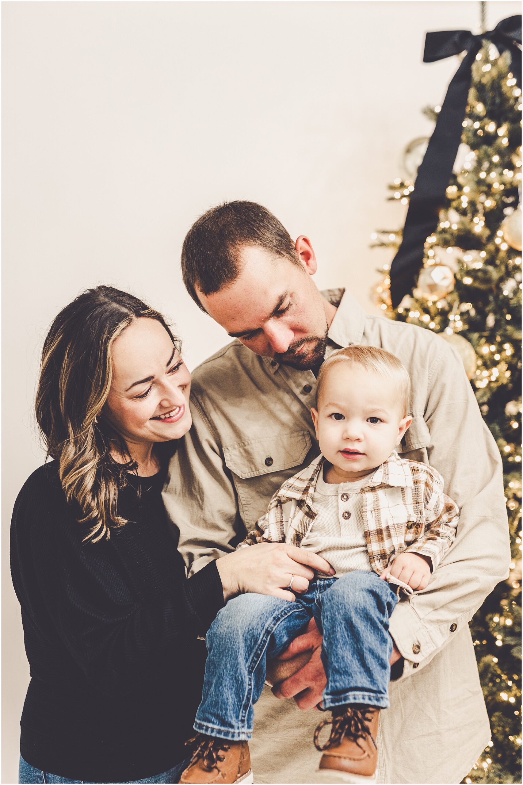 Holiday photoshoot inspiration from holiday mini sessions at JP STYLE CO. in Kentland, Indiana with Kara Evans Photographer.