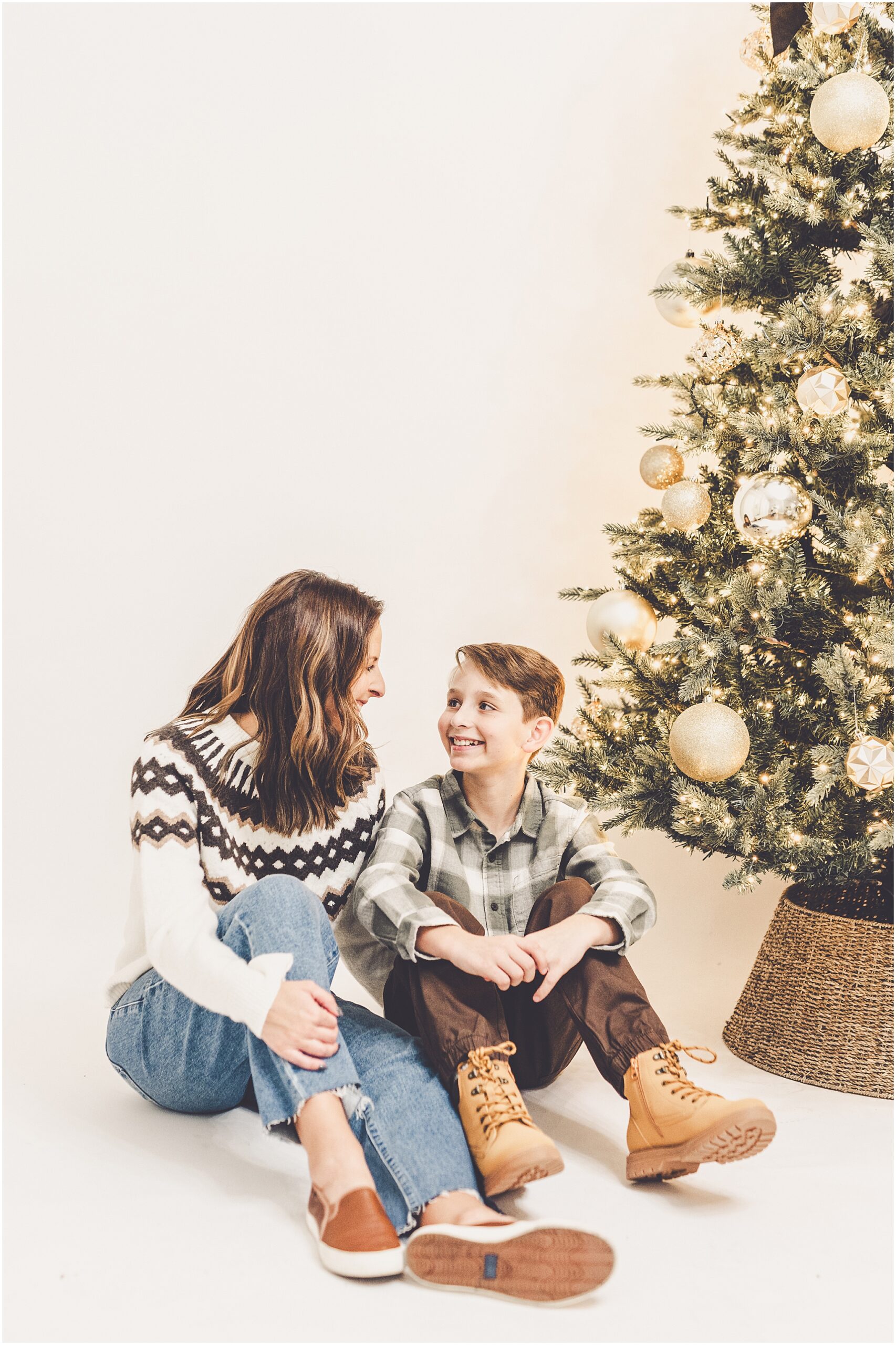 Holiday photoshoot inspiration from holiday mini sessions at JP STYLE CO. in Kentland, Indiana with Kara Evans Photographer.