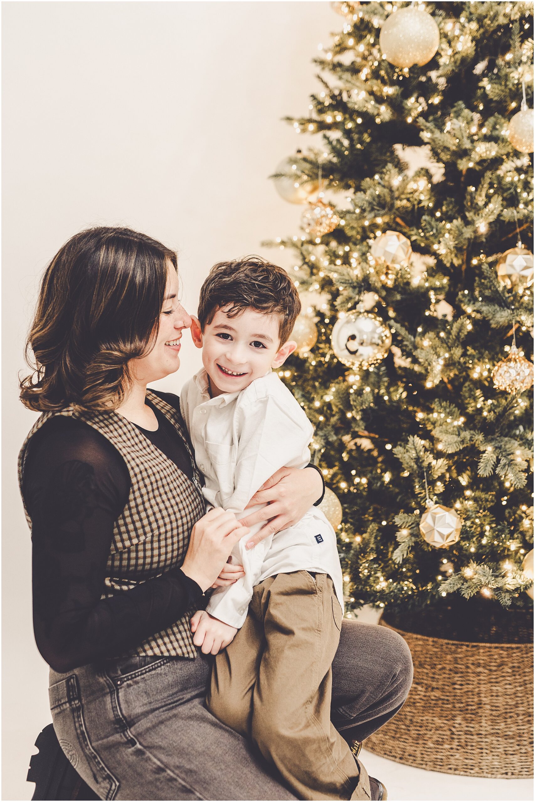 Holiday photoshoot inspiration from holiday mini sessions at JP STYLE CO. in Kentland, Indiana with Kara Evans Photographer.