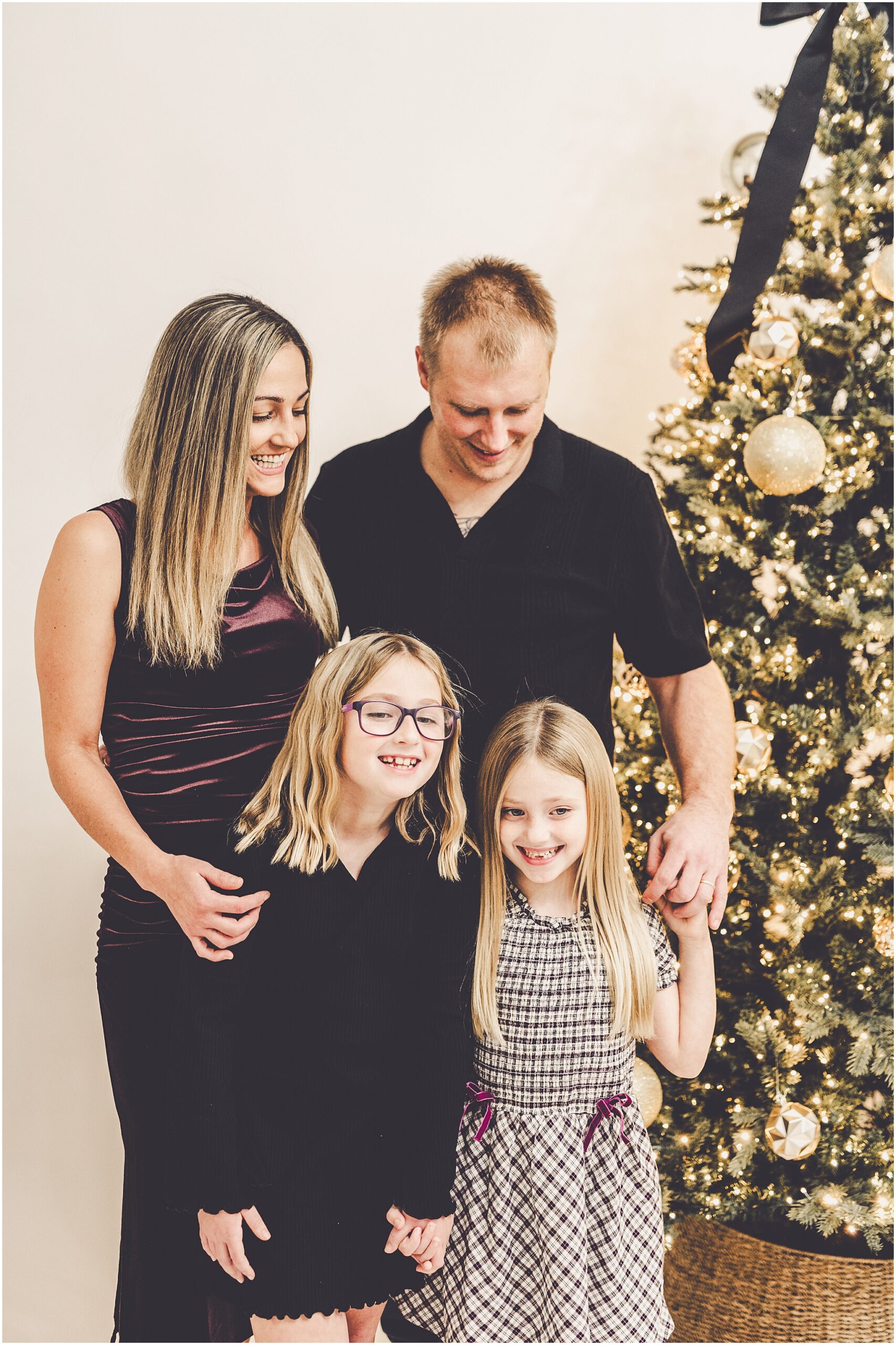Holiday photoshoot inspiration from holiday mini sessions at JP STYLE CO. in Kentland, Indiana with Kara Evans Photographer.