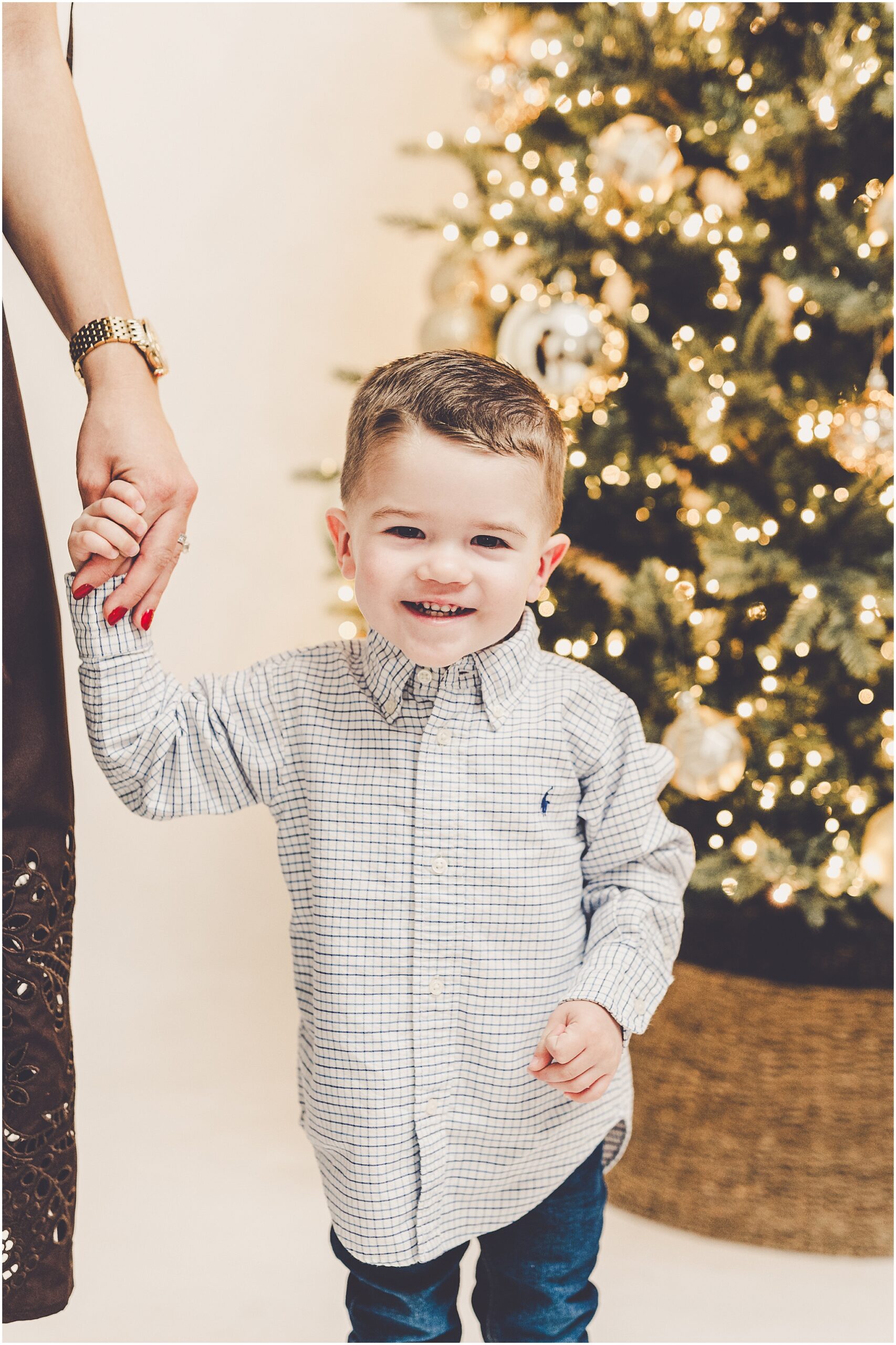Holiday photoshoot inspiration from holiday mini sessions at JP STYLE CO. in Kentland, Indiana with Kara Evans Photographer.