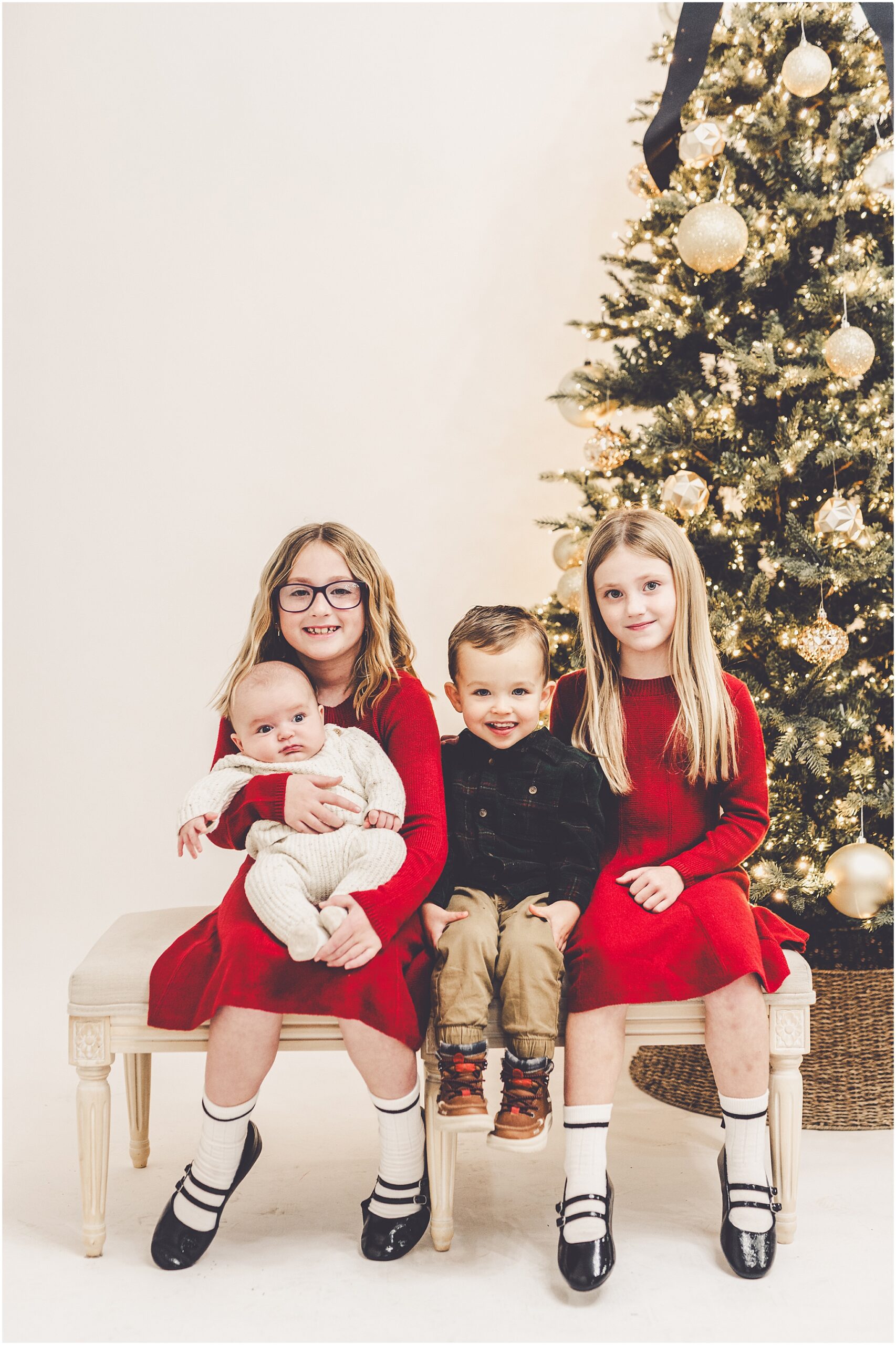 Holiday photoshoot inspiration from holiday mini sessions at JP STYLE CO. in Kentland, Indiana with Kara Evans Photographer.