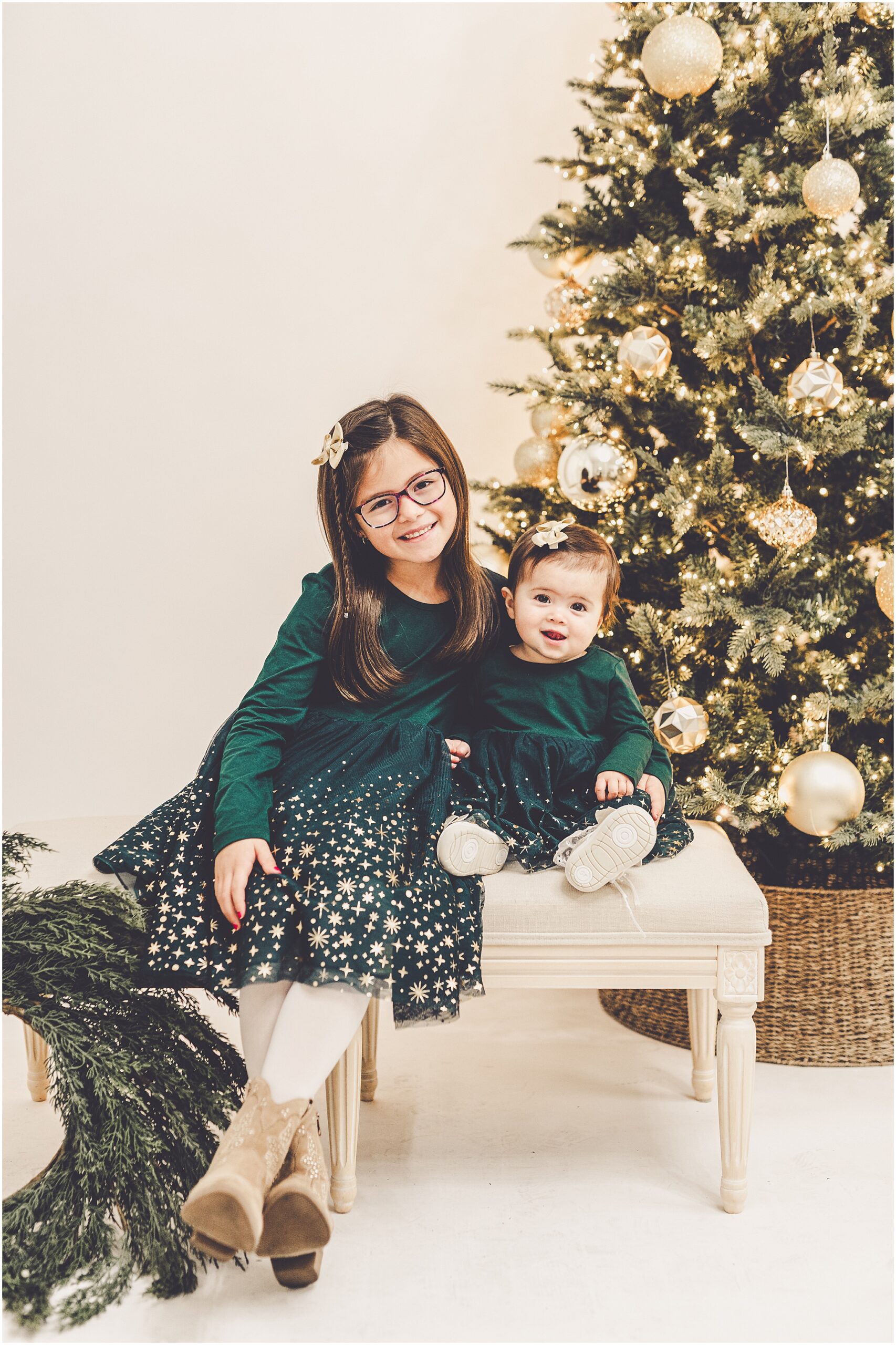 Holiday photoshoot inspiration from holiday mini sessions at JP STYLE CO. in Kentland, Indiana with Kara Evans Photographer.
