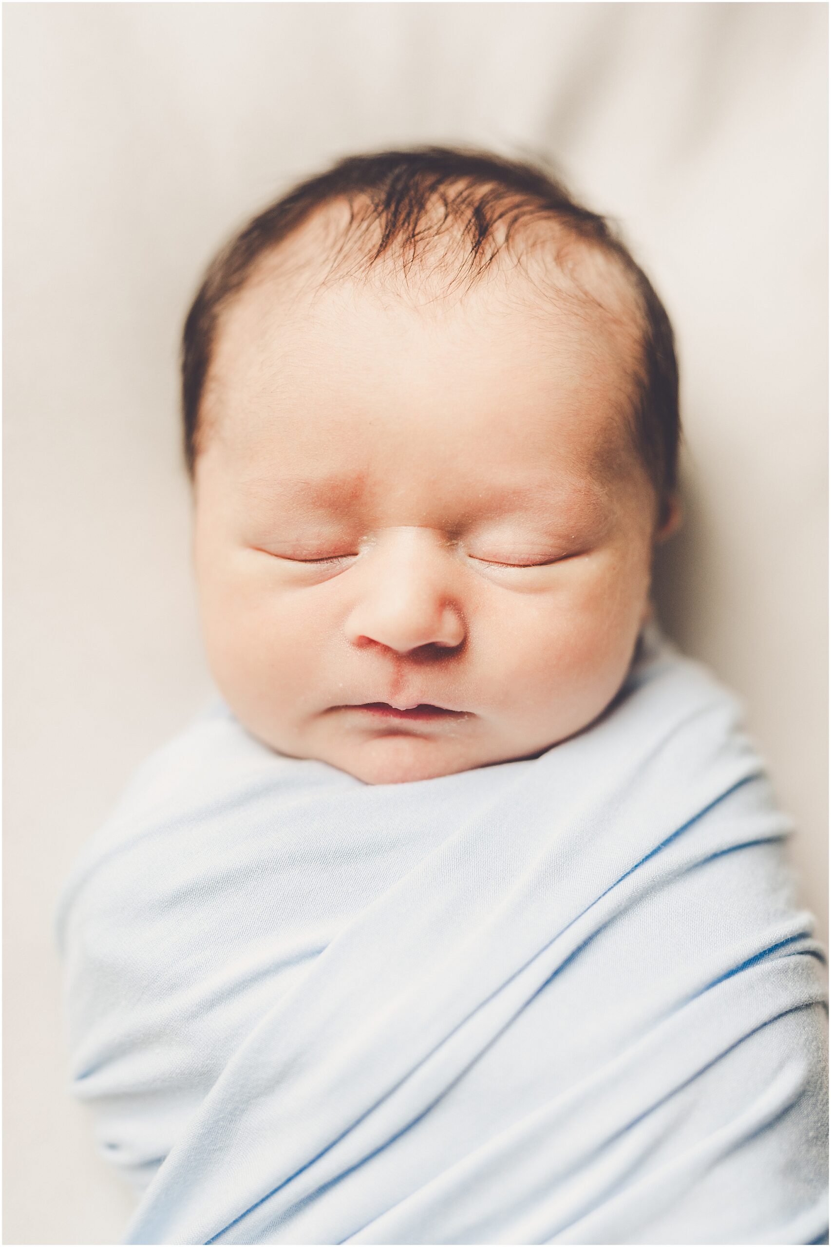 Lifestyle newborn photos in Chicagoland with Kankakee County family and newborn photographer Kara Evans Photographer.