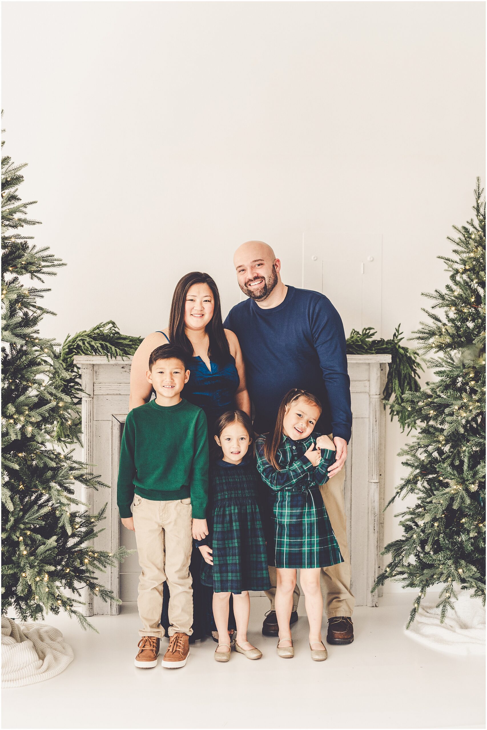 Holiday mini sessions at the natural light Studio 388 in Kankakee owned by Kara Evans at Kara Evans Photographer in Kankakee, Illinois.
