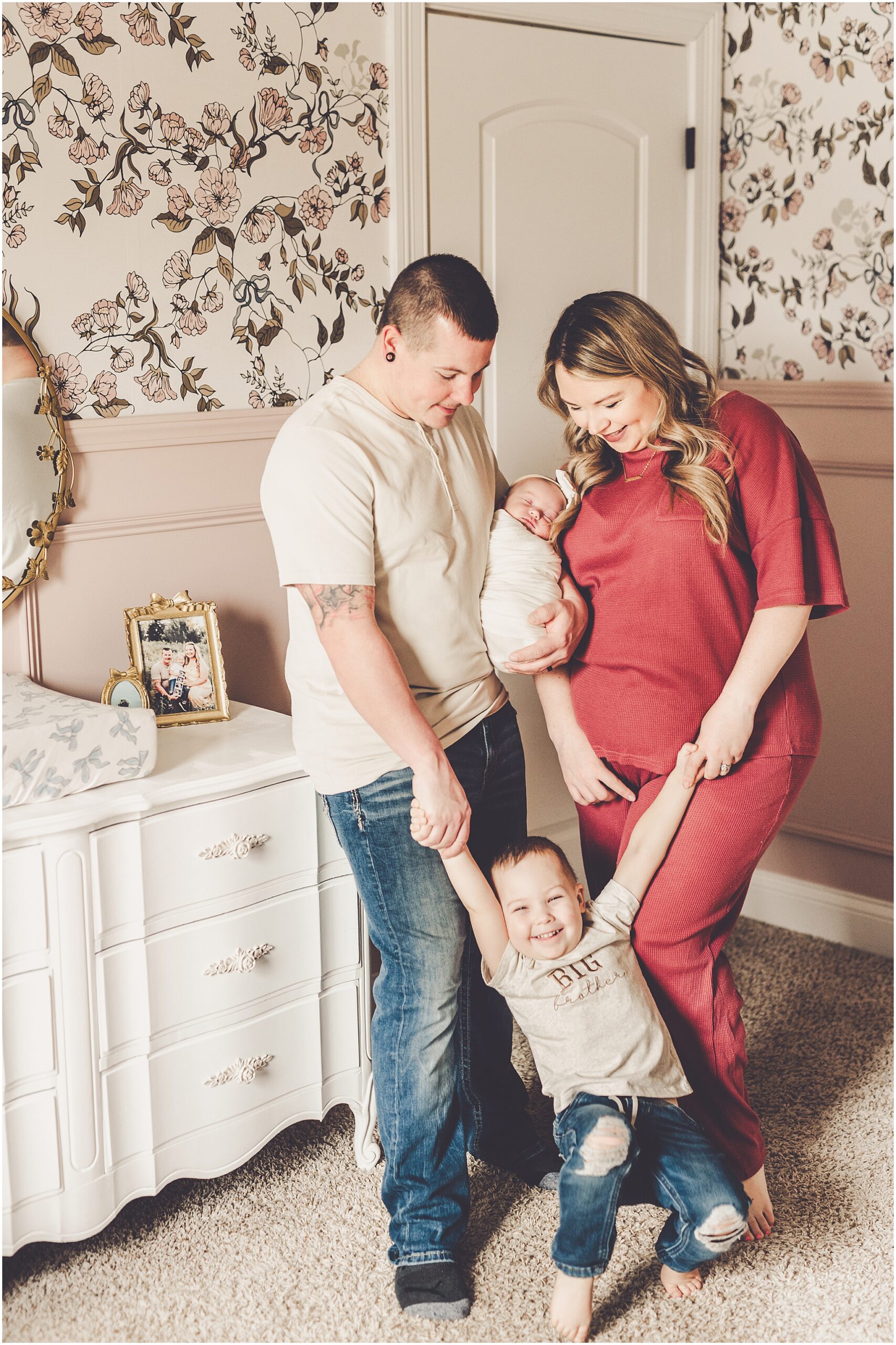 Lifestyle newborn photographer in Kankakee – Kara Evans Photographer is a Kankakee newborn and family photographer.