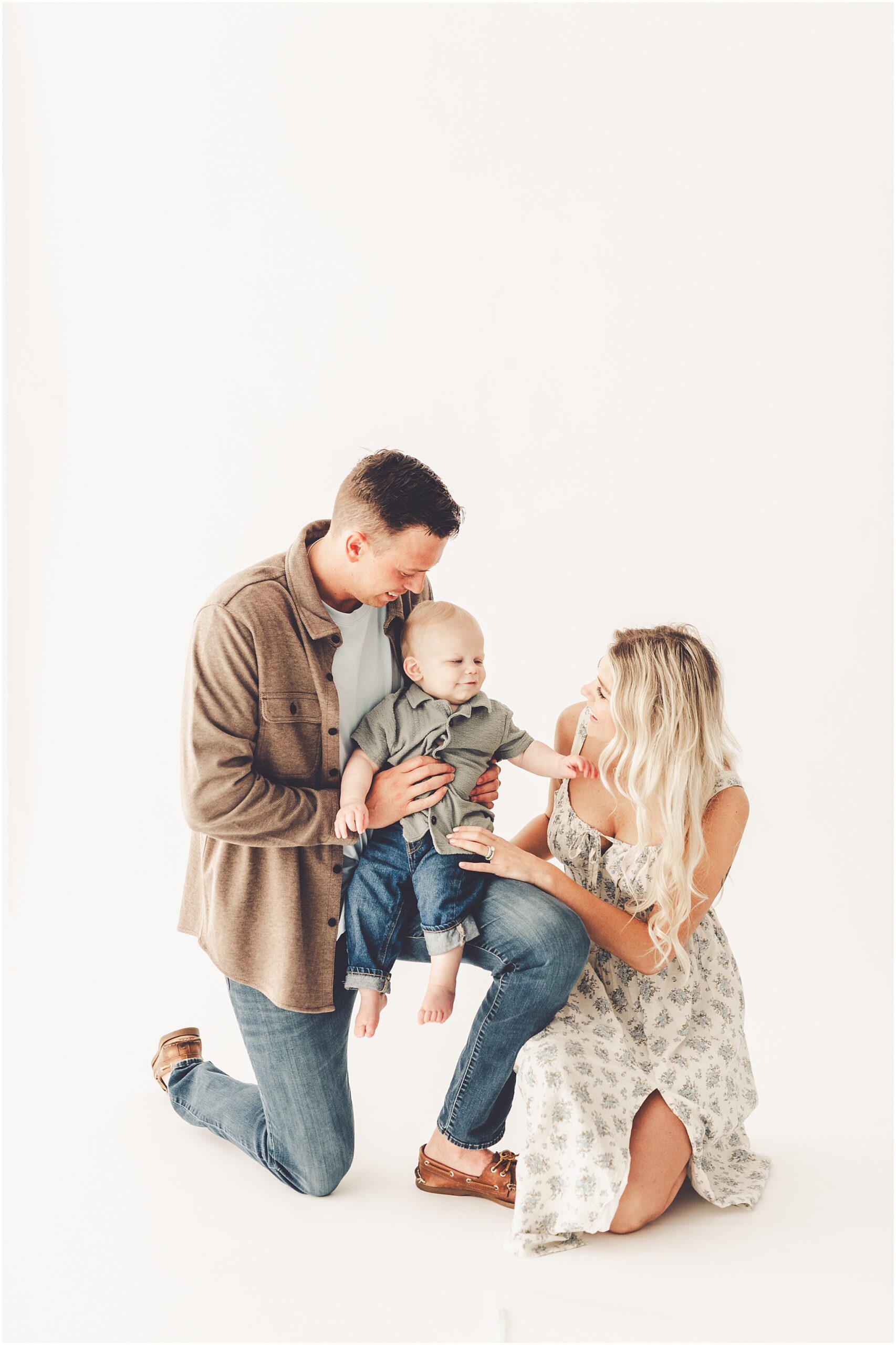 Kara Evans Photographer is a Kankakee studio one-year milestone photographer located at Studio 388 in downtown Kankakee, Illinois.