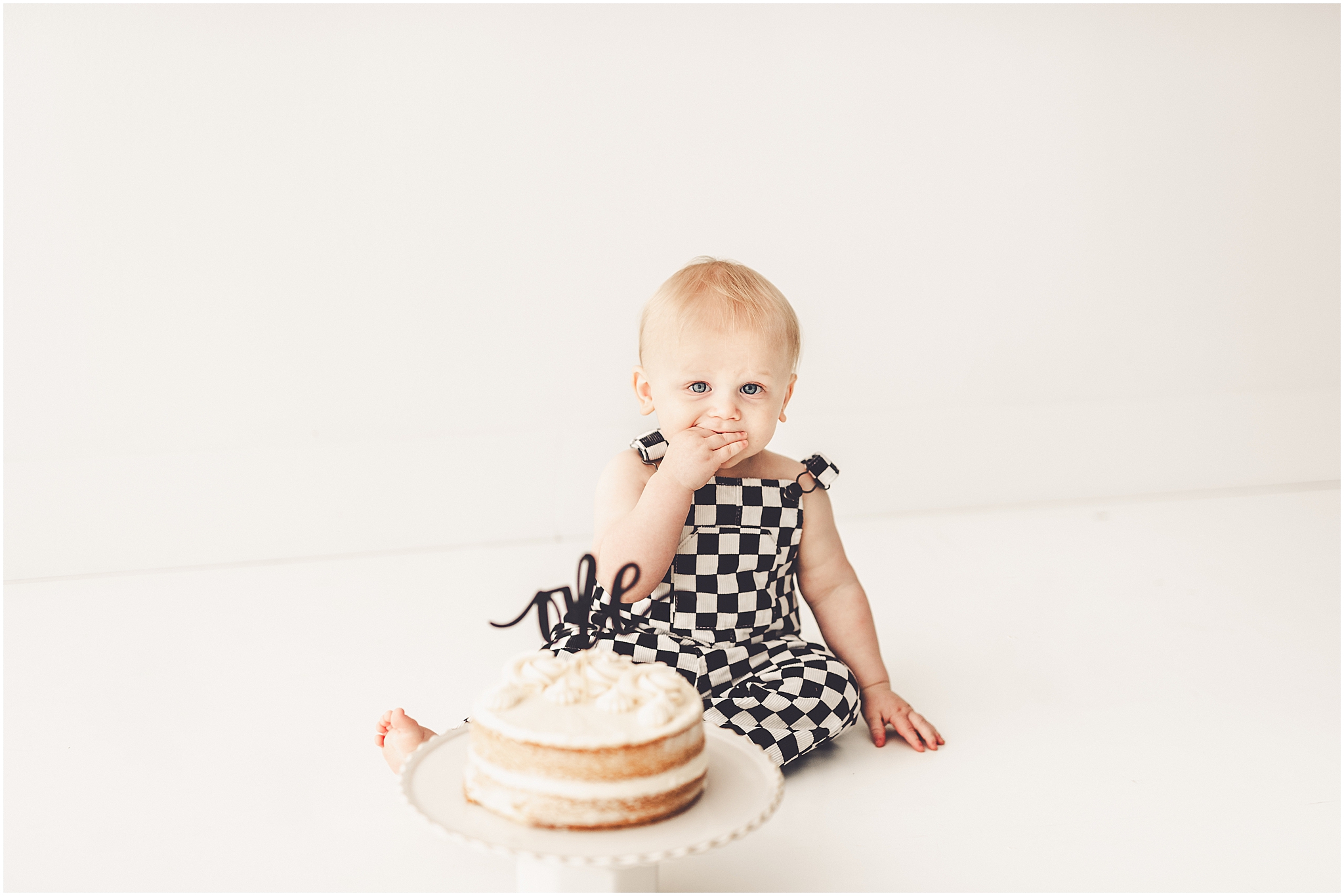 Kara Evans Photographer is a Kankakee studio one-year milestone photographer located at Studio 388 in downtown Kankakee, Illinois.