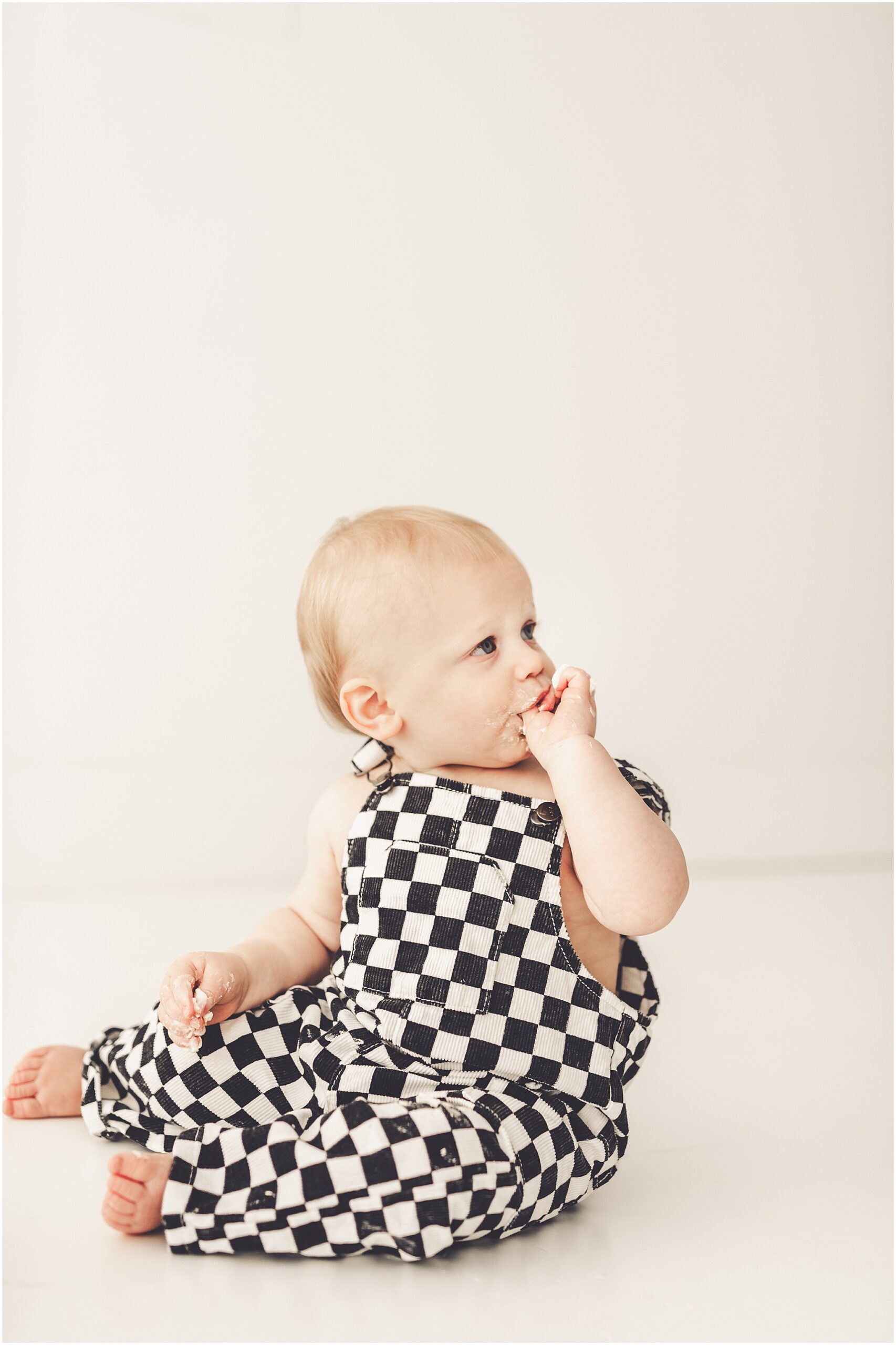 Kara Evans Photographer is a Kankakee studio one-year milestone photographer located at Studio 388 in downtown Kankakee, Illinois.