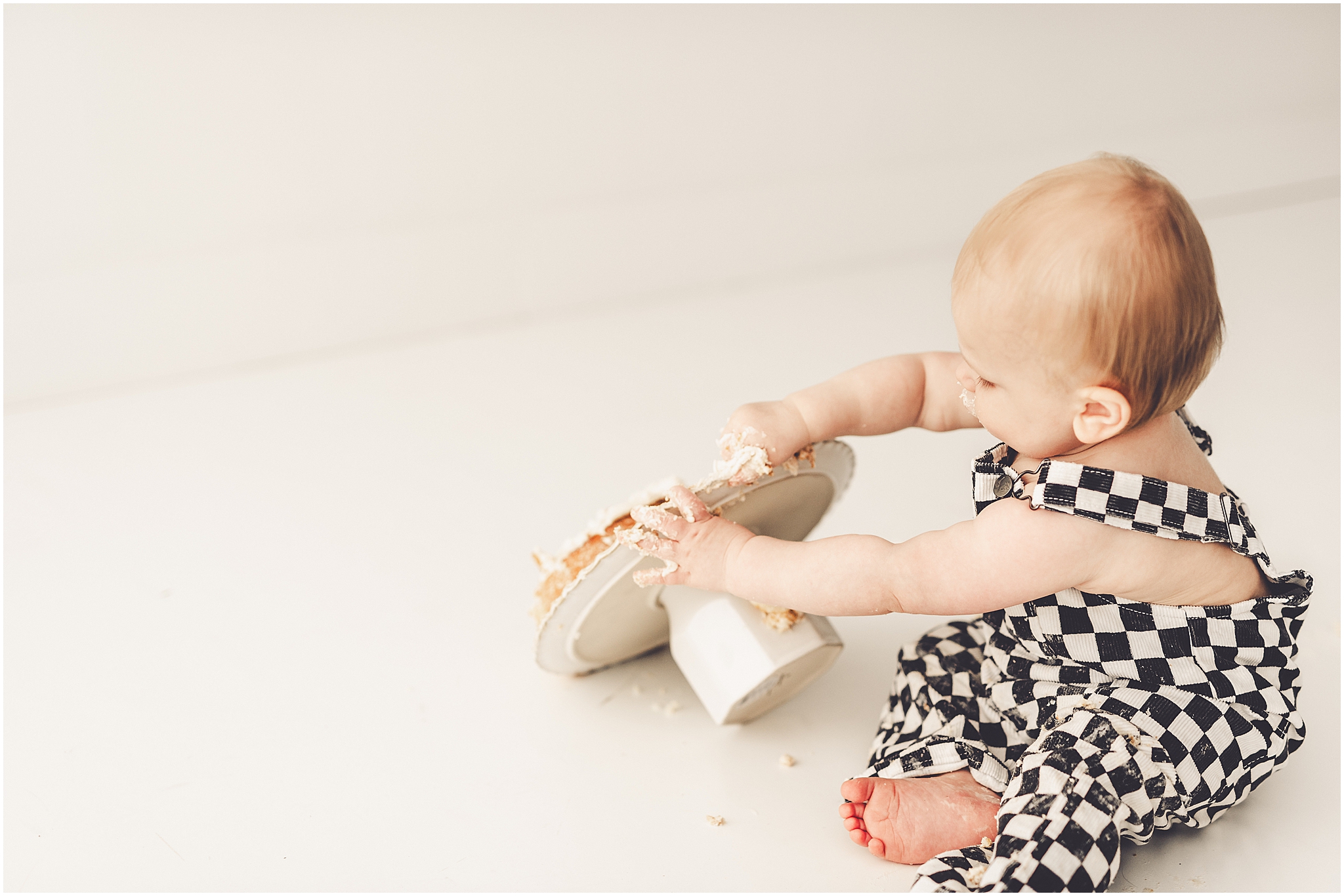 Kara Evans Photographer is a Kankakee studio one-year milestone photographer located at Studio 388 in downtown Kankakee, Illinois.
