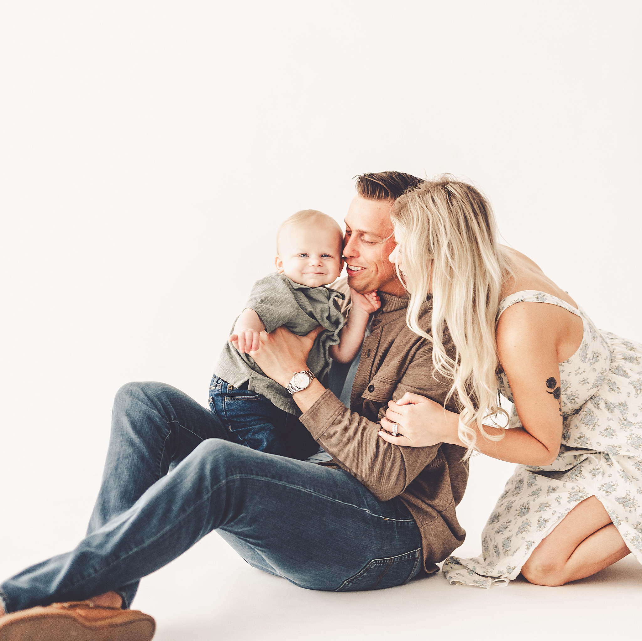 Kara Evans Photographer is a Kankakee studio one-year milestone photographer located at Studio 388 in downtown Kankakee, Illinois.