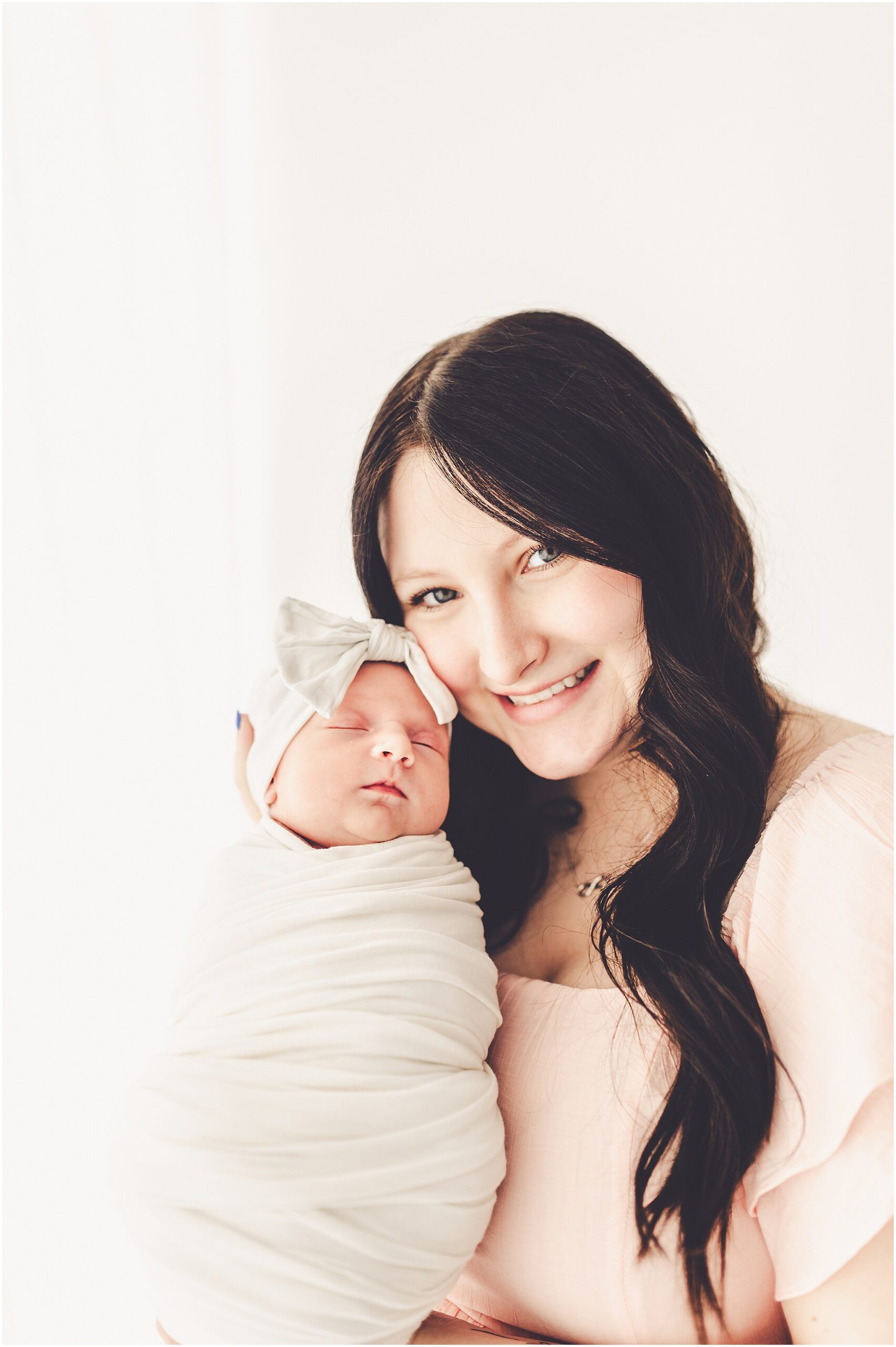 Kara Evans Photographer is a Kankakee studio newborn photographer based in Kankakee, Illinois at the natural light photo studio, Studio 388.
