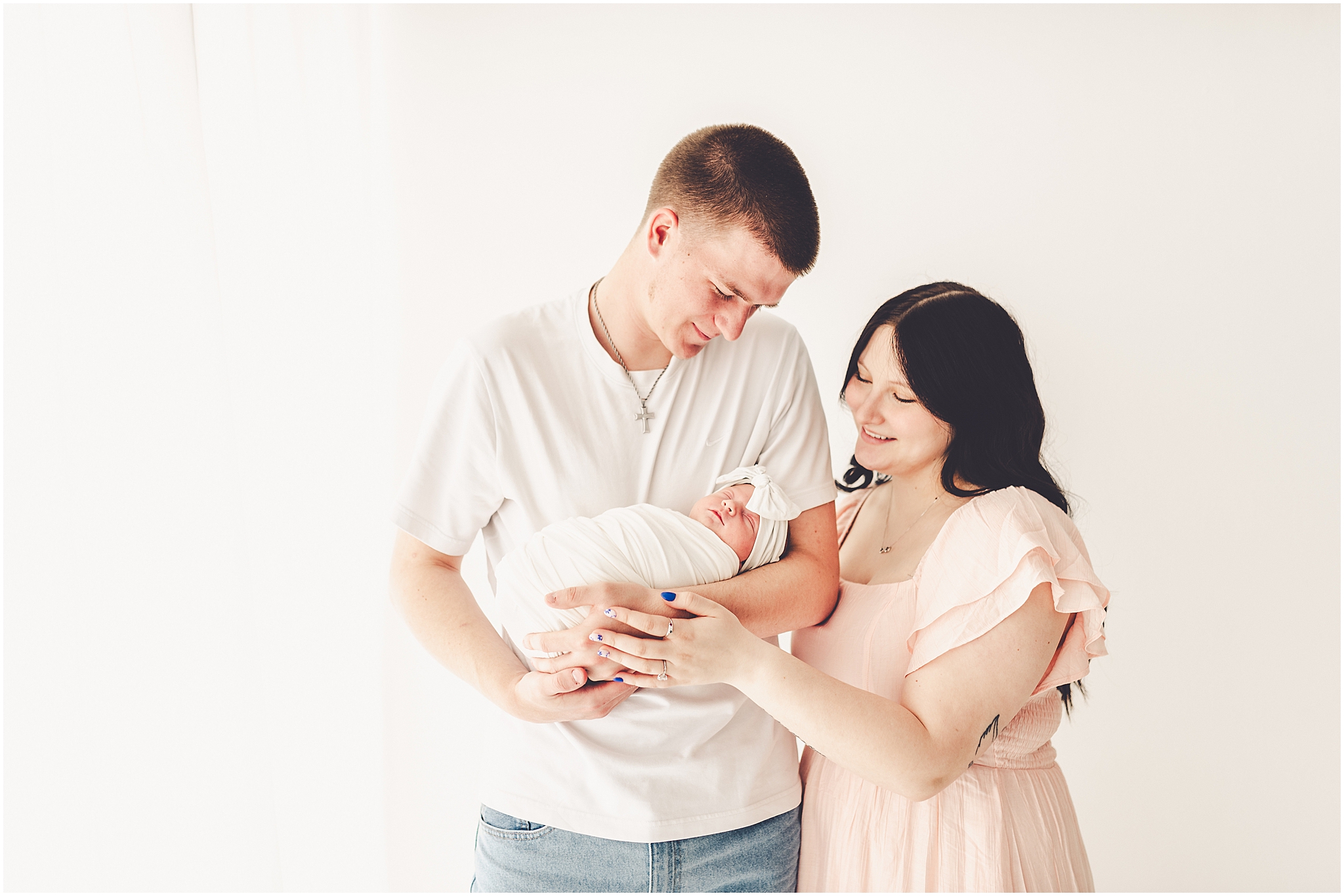 Kara Evans Photographer is a Kankakee studio newborn photographer based in Kankakee, Illinois at the natural light photo studio, Studio 388.