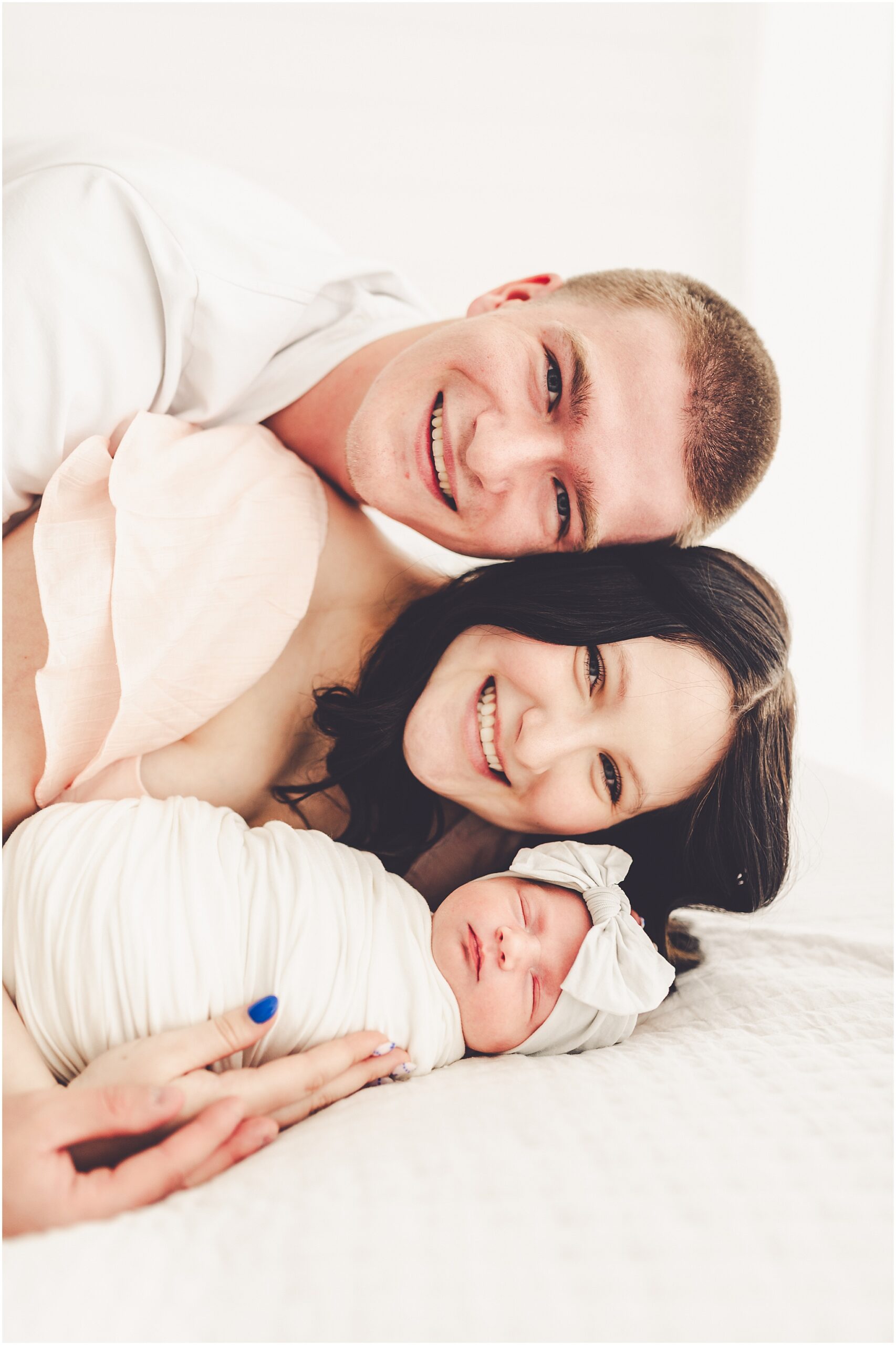 Kara Evans Photographer is a Kankakee studio newborn photographer based in Kankakee, Illinois at the natural light photo studio, Studio 388.
