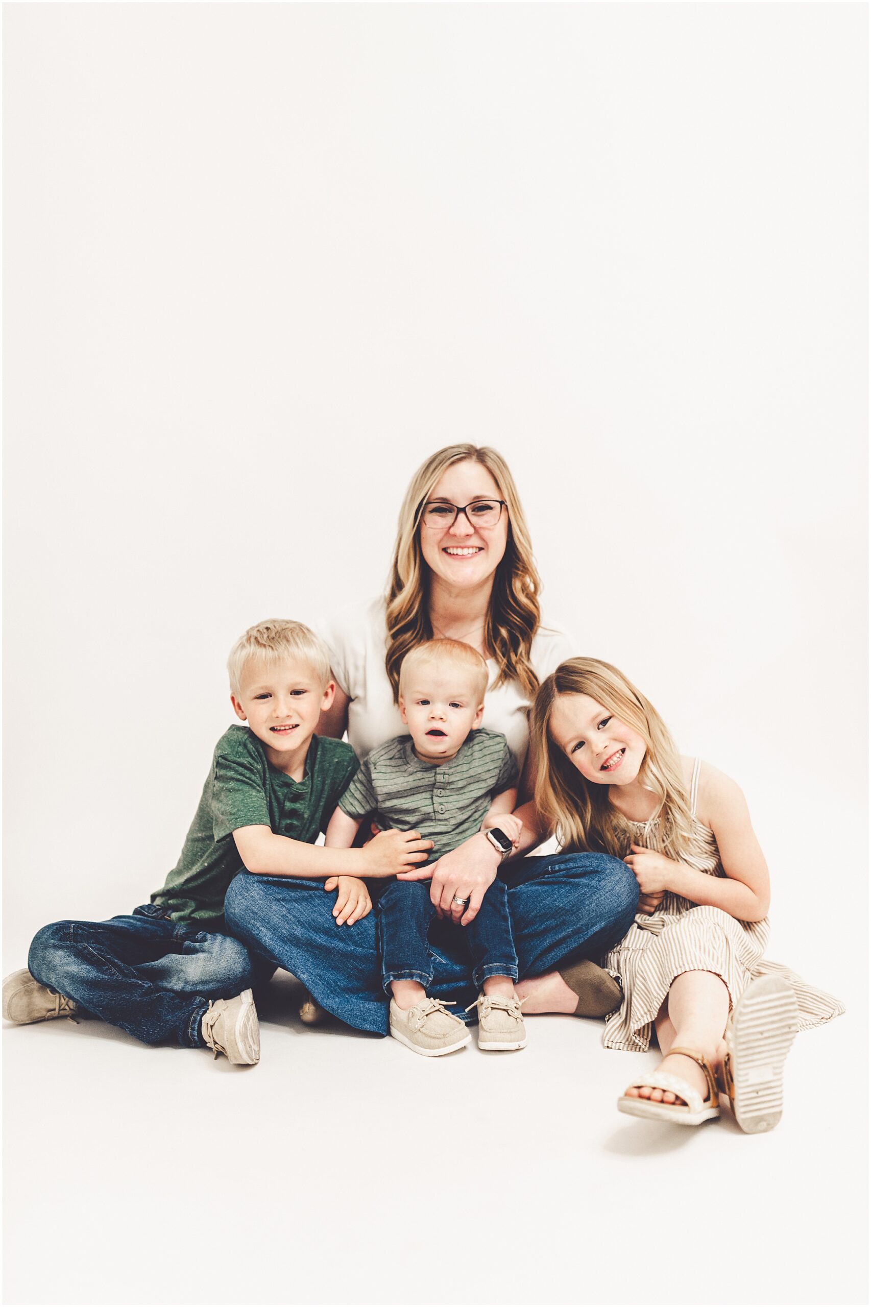 Mommy & me photoshoot inspiration from a Mother's Day photoshoot at JP STYLE CO. in Kentland, Indiana with Kara Evans Photographer.