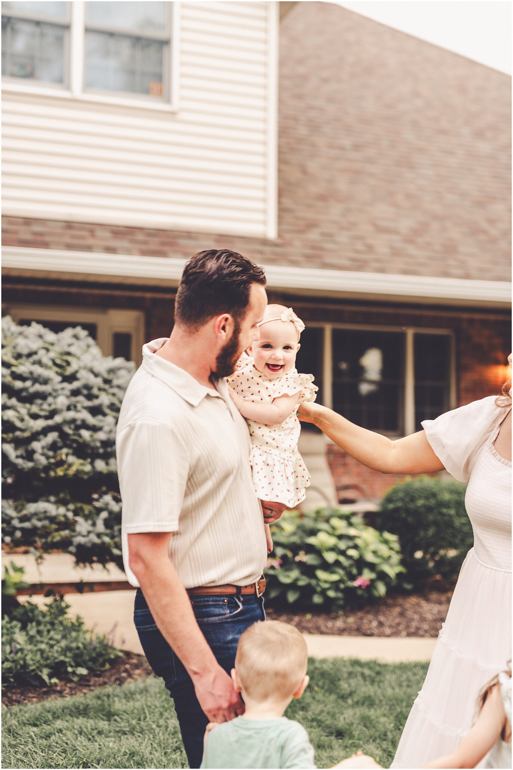 A summer family session photographed by Central Illinois family photographer Kara Evans Photographer.
