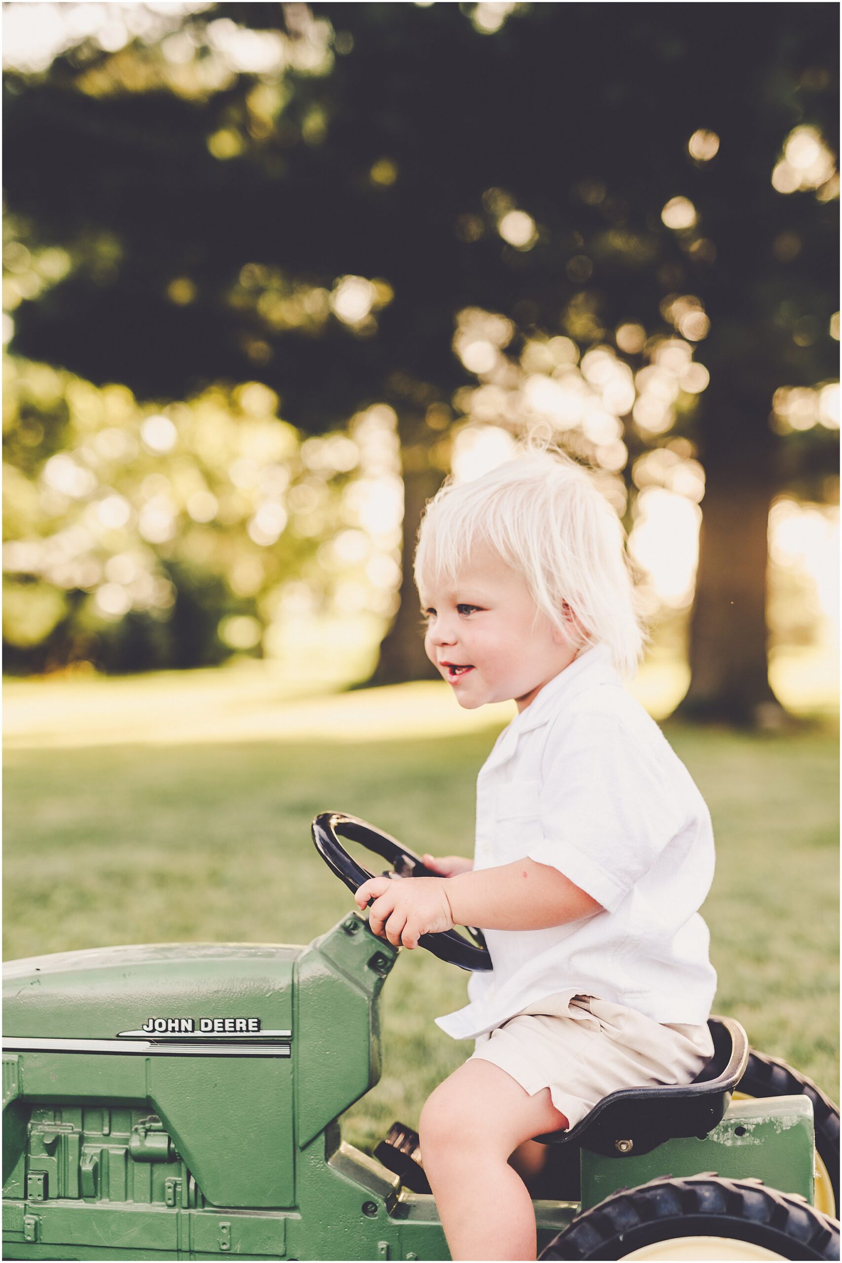 A summer evening spent on the farm with Central Illinois family photographer Kara Evans Photographer.