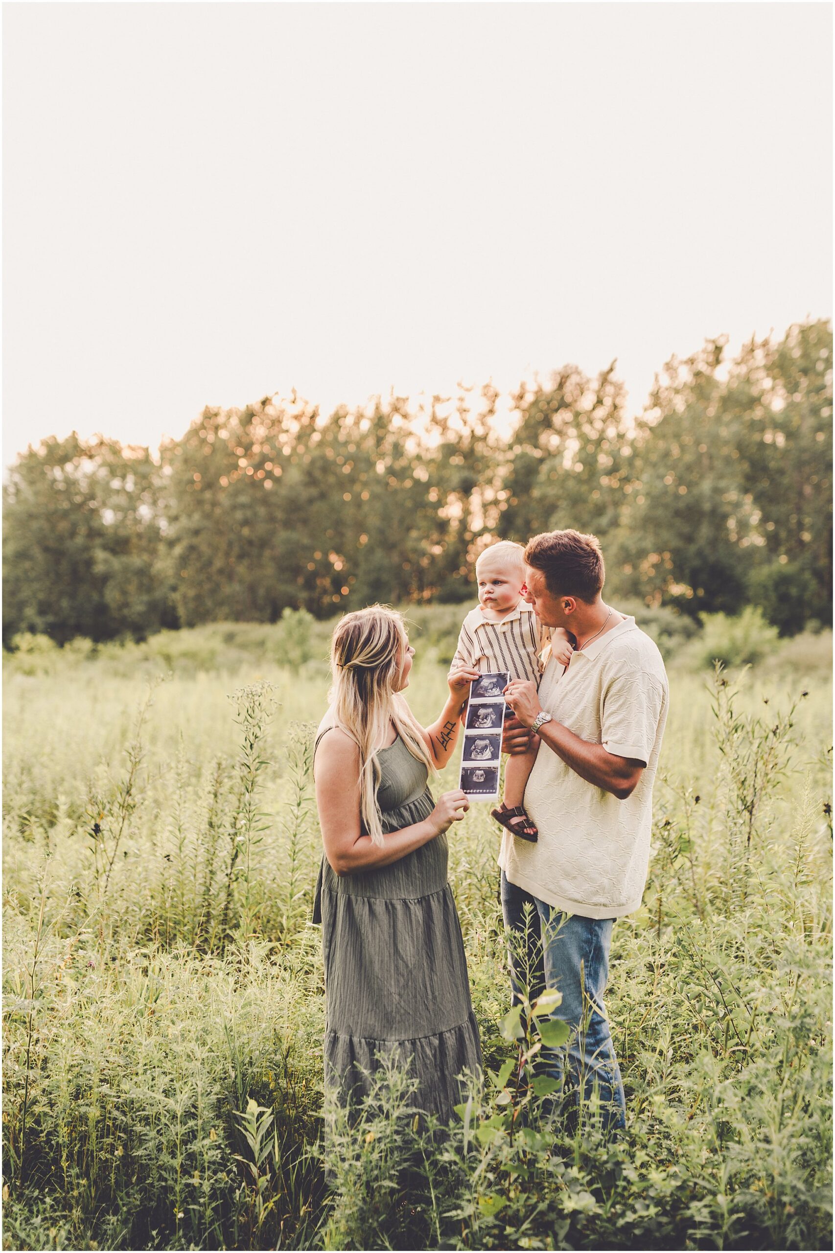 A sweet announcement photo session at Willowhaven in Bourbonnais with Kankakee County family photographer Kara Evans Photographer.
