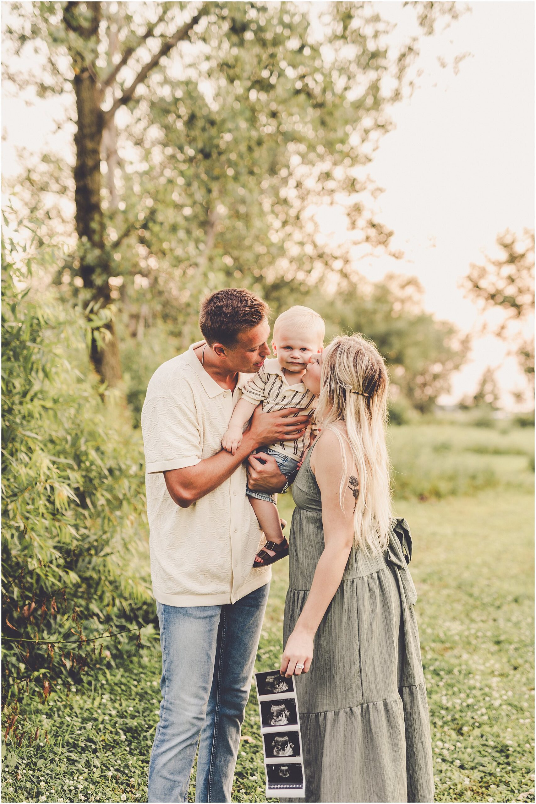 A sweet announcement photo session at Willowhaven in Bourbonnais with Kankakee County family photographer Kara Evans Photographer.