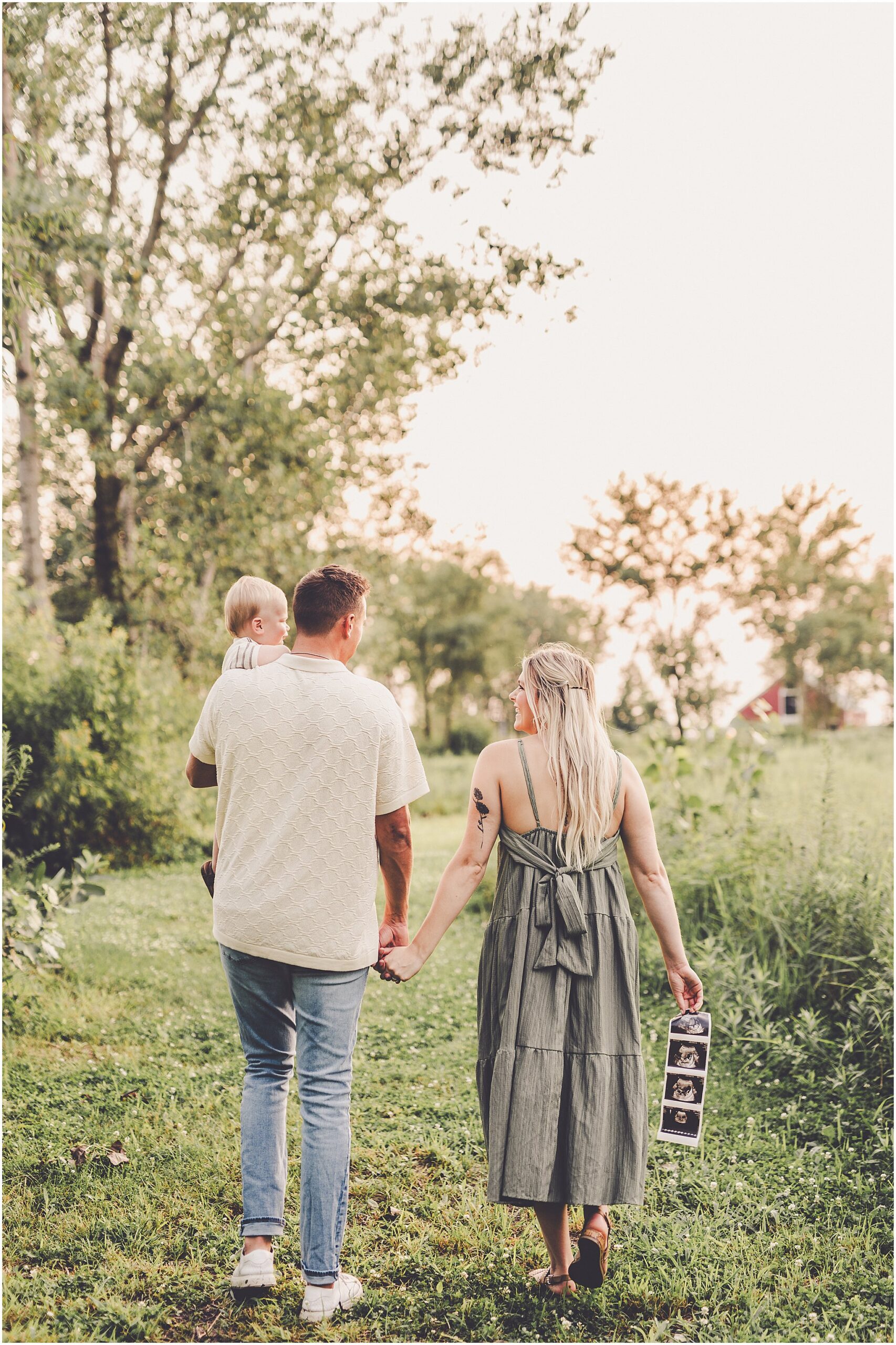 A sweet announcement photo session at Willowhaven in Bourbonnais with Kankakee County family photographer Kara Evans Photographer.