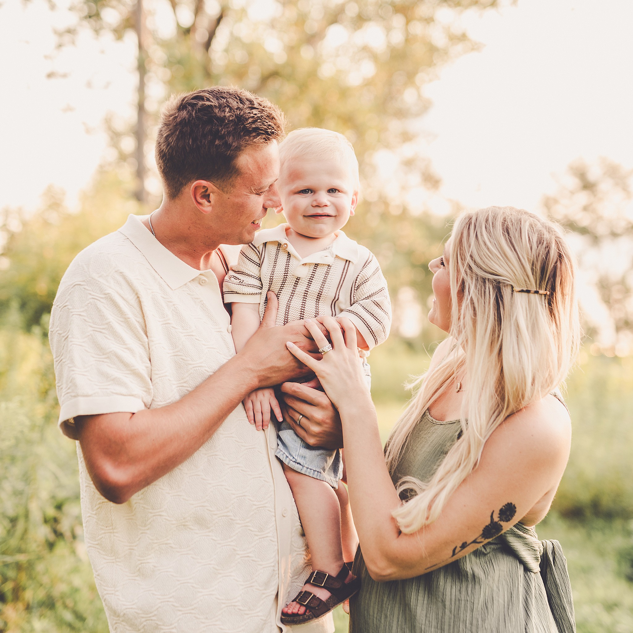 A sweet announcement photo session at Willowhaven in Bourbonnais with Kankakee County family photographer Kara Evans Photographer.