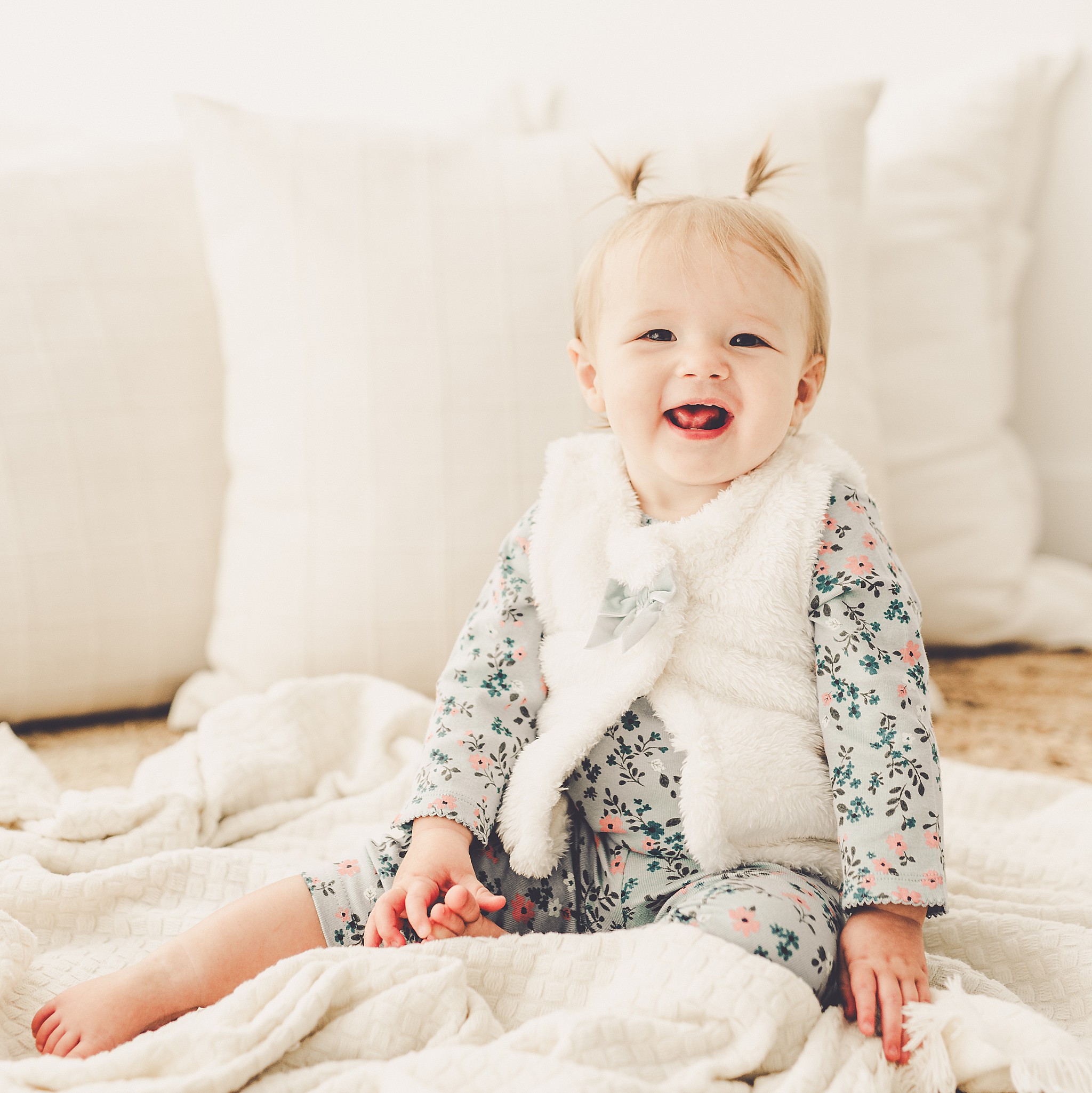 Lillian's one-year simple & sweet milestone session at Studio 388 in Kankakee with Kankakee studio photographer Kara Evans Photographer.
